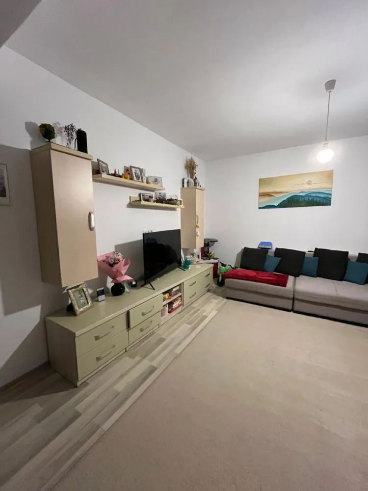 BRASADAS vinde DUPLEX 3 cam | Mobilată | Terasă, curte. - Agentia Imobiliara BRASADAS vinde casă tip DUPLEX cu suprafață utilă de aproximativ 90 mp, compartimentată eficient, ideală pentru o familie.
Compartimentare:
living spațios
bucătărie
2 dormitoare
dressing (poate fi folosit și ca dormitor)
baie
Dotări & avantaje:
se vinde complet mobilată și utilată
terasă mare, ideală pentru relaxare
jaluzele exterioare/manuale pentru protecție solară
cămară generoasă
curte cu gard zidit
2 locuri de parcare în curte
Casa este bine întreținută, luminoasă și pregătită pentru mutare imediată.

Www.brasadas.com.