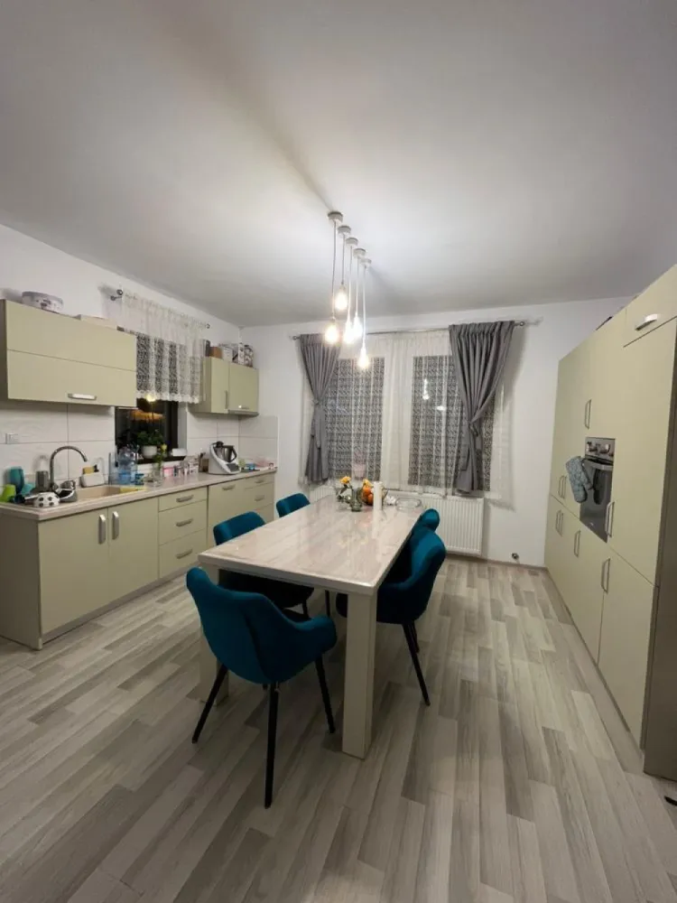 BRASADAS vinde DUPLEX 3 cam | Mobilată | Terasă, curte. - Agentia Imobiliara BRASADAS vinde casă tip DUPLEX cu suprafață utilă de aproximativ 90 mp, compartimentată eficient, ideală pentru o familie.
Compartimentare:
living spațios
bucătărie
2 dormitoare
dressing (poate fi folosit și ca dormitor)
baie
Dotări & avantaje:
se vinde complet mobilată și utilată
terasă mare, ideală pentru relaxare
jaluzele exterioare/manuale pentru protecție solară
cămară generoasă
curte cu gard zidit
2 locuri de parcare în curte
Casa este bine întreținută, luminoasă și pregătită pentru mutare imediată.

Www.brasadas.com.