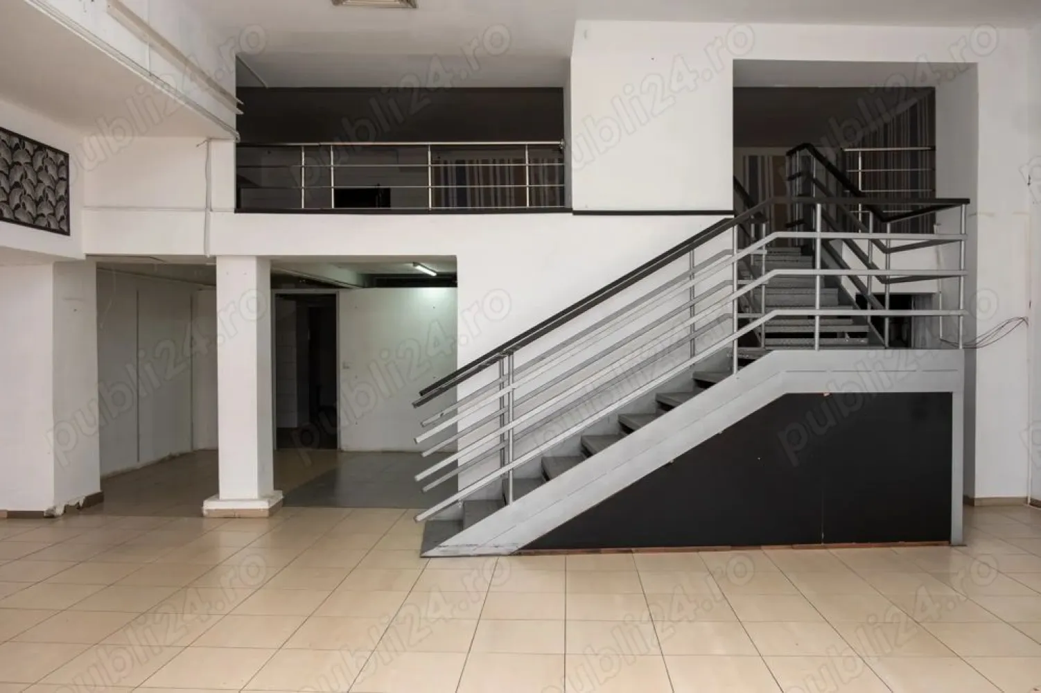 Spatiu Comercial Satu Mare - Oferim spre inchiriere un spatiu comericial ultracentral in Satu mare cu intrarea principala situata inspre parcul central. Suprafata utila este de 160 m2 si dispune de un semi-etaj de 40m2. Accesul principal se face de pe Piata Libertatii cu vizibilitate directa spre Parcul Central, dar dispune si de o intrare secundara ( de aprovizionare ) pe Str. Episcop Ham Janos.
Spatiul este dotat cu central termica si exista posibilitatea de personalizare a spatiului. Spatiul dispune de o inaltime generoasa, vitrina mare spre parc si este situat in imediata proximitate a institutiilor, restaurantelor si zonei de promenada.
Dorim colaborare pe termen lung (minim 3 ani) si prezentam disponibilitate imediata.
