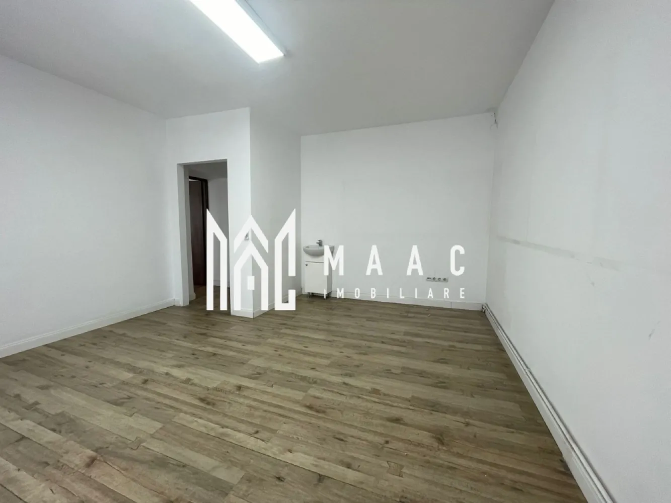 Spatiu birouri I 3 camere I Zona Bulevardul Victoria - MAAC Imobiliare propune spre inchiriere un spatiu amplasat la etajul 1 al unui imobil situat in Zona Bulevardului Victoria. Pretabil pentru activitati comerciale sau de birou. Incalzirea se face cu centrala si calorifere ( contorizare separata). Instalatie de aer conditionat (rece si cald) Disponibilitate imediata. Pentru mai multe detalii va rugam specificati telefonic:CP2577086 }}