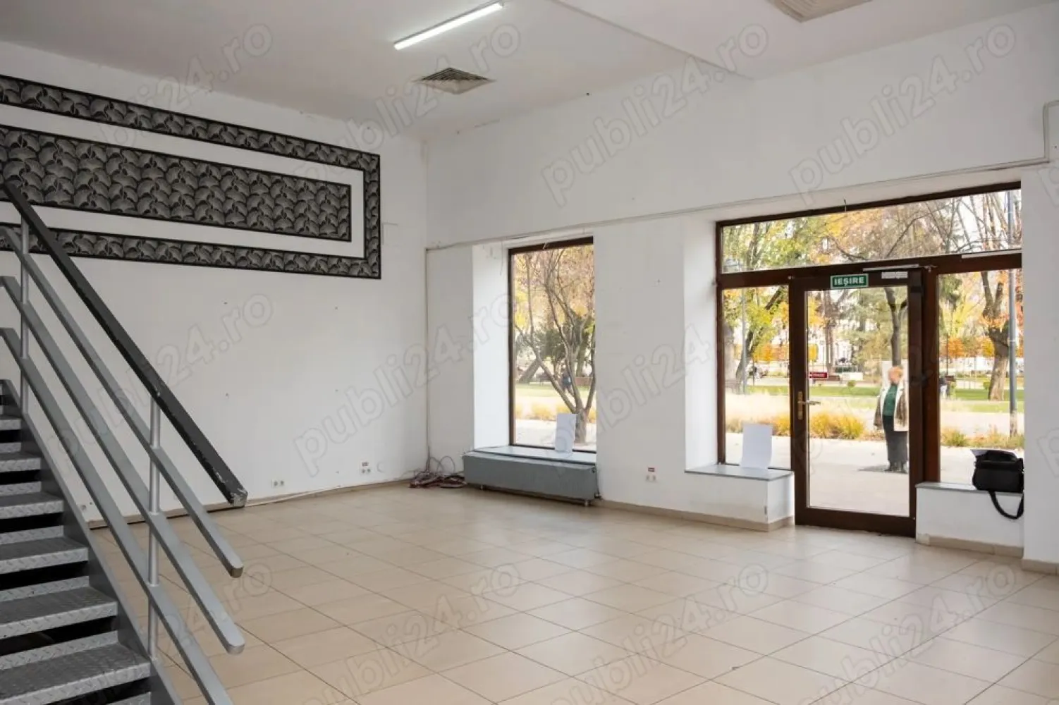 Spatiu Comercial Satu Mare - Oferim spre inchiriere un spatiu comericial ultracentral in Satu mare cu intrarea principala situata inspre parcul central. Suprafata utila este de 160 m2 si dispune de un semi-etaj de 40m2. Accesul principal se face de pe Piata Libertatii cu vizibilitate directa spre Parcul Central, dar dispune si de o intrare secundara ( de aprovizionare ) pe Str. Episcop Ham Janos.
Spatiul este dotat cu central termica si exista posibilitatea de personalizare a spatiului. Spatiul dispune de o inaltime generoasa, vitrina mare spre parc si este situat in imediata proximitate a institutiilor, restaurantelor si zonei de promenada.
Dorim colaborare pe termen lung (minim 3 ani) si prezentam disponibilitate imediata.