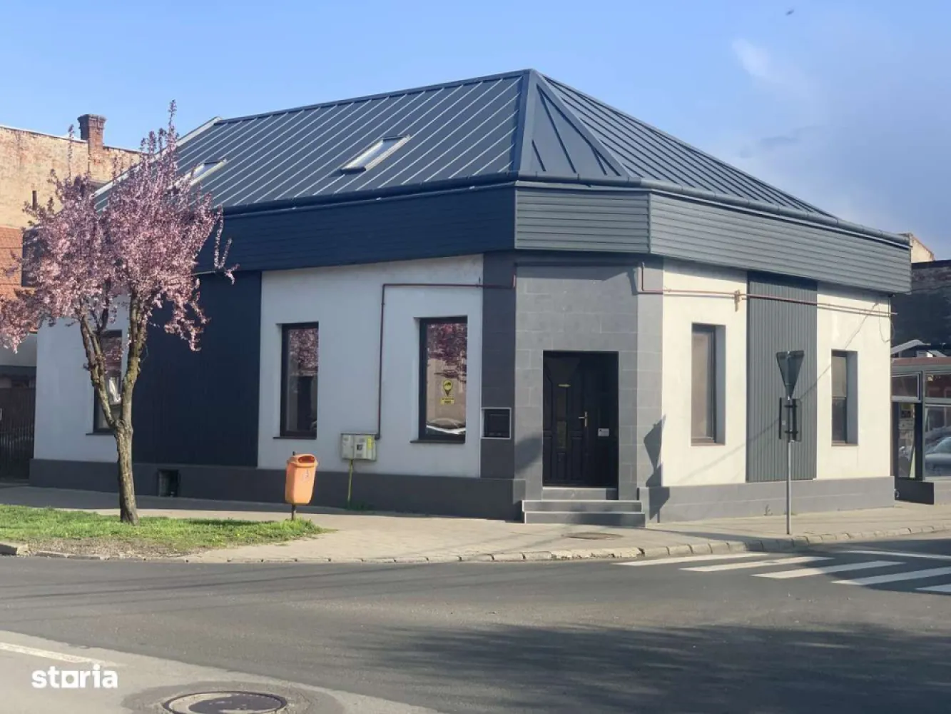 Spațiu comercial, Central, Martirilor Deportați colț Iului Maniu - spațiu comercial, Martirilor Deportați colț Iuliu Maniu vad excelent, amenajare modernă – situat într-una dintre cele mai circulate intersecții din centru orașuluiDetalii proprietate:Suprafață: 110 mp spațiu comercial + anexe.Subsol 20 mp (depozitare / cameră tehnică)Teren total 385 mp, curte înălțată, ideală pentru terasă sau extindere.Construcție independentă, colț de stradă, vizibilitate maximăVitrină generoasă, iluminat arhitecturalSpațiul este renovat + acoperiș nou cu posibilitatea de mansardare.Momentan funcționează ca pizzerie, dar este potrivit pentru: cabinet medical, cafenea, cofetărie, salon, farmacie, birouri, showroom, restaurant, agenție, birou notarial, clinică, cazino, etc.Toate utilitățile racordate: gaz, curent trifazic, apă, canal, internet.sistem de ventilație, grupuri sanitare, vestiar, cameră tehnică.Proprietate este pe persoană fizică, CF curat. intabulat spațiu comercial, liber de sarcini.