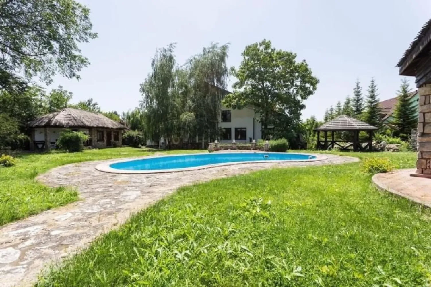 Casa individuală de vânzare Snagov - Vă propun spre vânzare o Vilă spectaculoasă în Izvorani-Lacul Snagov

Pret-595.000€‼️‼️‼️
📞 ￼⁨0724 692 733⁩

- locație excelentă👌
- vilă P+1+M
- drum privat
-950 mp suprafața totală
-750 locuință
-200 mp anexe
-teren 4000 mp
-7 camere
-Living generos cu ferestre mari
-Bucatarie foarte spatioasa
-4 Dormitoare
-3 bai, dintre care una cu sauna.
- vedere panoramica la Lacul Snagov
-piscina proprie 
-2 foisoare cu suprafata de 124 mp, respectiv 106 mp
-Terase largi, cu vedere panoramica catre Lacul Snagov👌
Posibilitatea achiziționării acces lac în fața proprietății ‼️
-Foisor &terasa
- bucatarie de vara
-garaj cu 4 locuri de parcare acoperite 
-casa separata pentru musafiri
-fațada de 60 de metri
-materiale premium

Pret-595.000€‼️‼️‼️