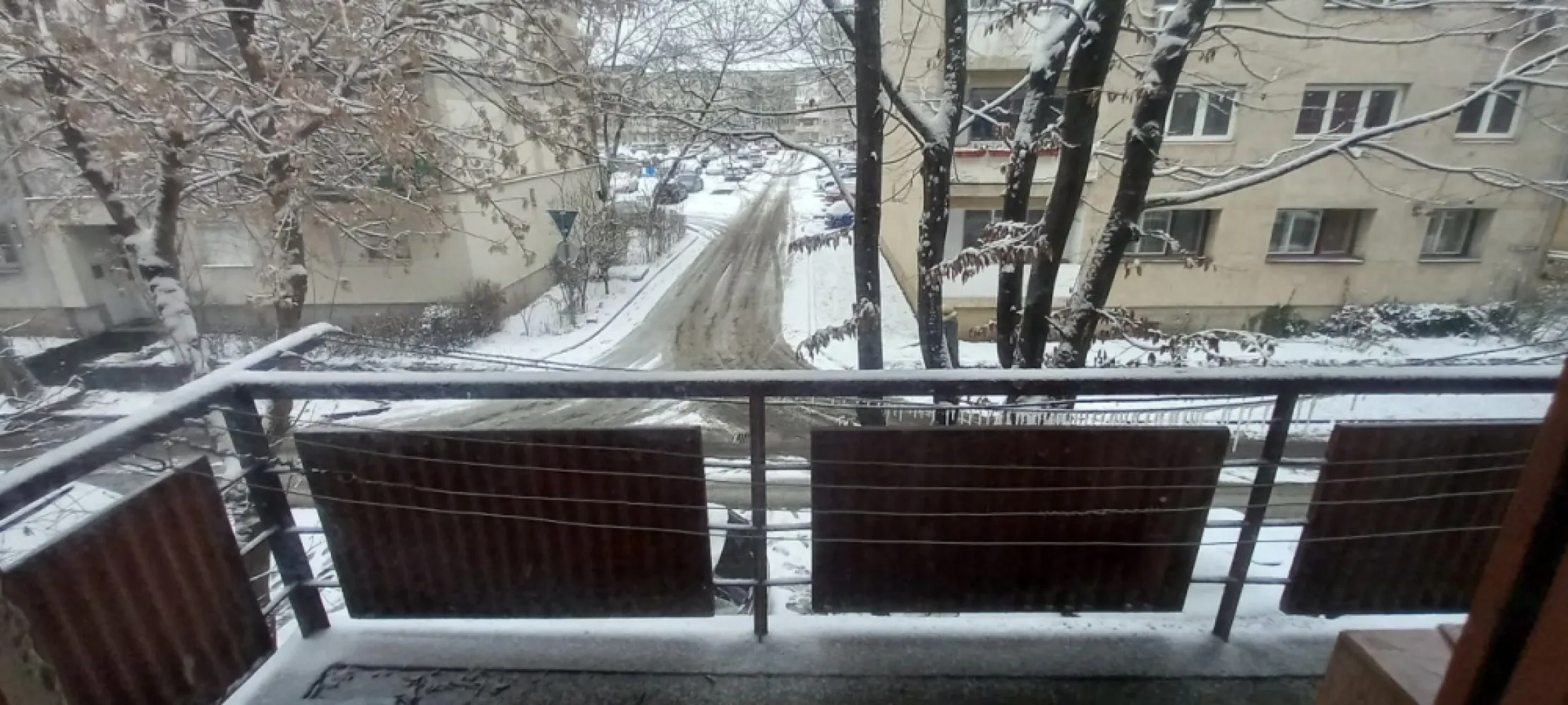BRASADAS vinde ap 3 cam Micro 16, et. 1/4. - Agenția imobiliara BRASADAS vinde apartament 3 camere, decomandat, 2 băi, 1 balcon închis, 1 balcon deschis, etaj 1, în M 16, str. Rozmarin, Nr 2, Satu Mare, zonă foarte bună și liniștită, în apropiere exista stație de autobuz, mai multe parcuri, magazine, școală și grădiniță, loc de parcare pentru reședință, scara de bloc este îngrijită, nu sunt probleme cu vecinii. Se poate locui în starea actuală sau se poate renova după preferințele fiecăruia. Centrala termica este noua, mobilierul este din lemn masiv (se poate reconditiona), parchet din lemn masiv, 1 balcon închis cu termopan.
Www.brasadas.com.