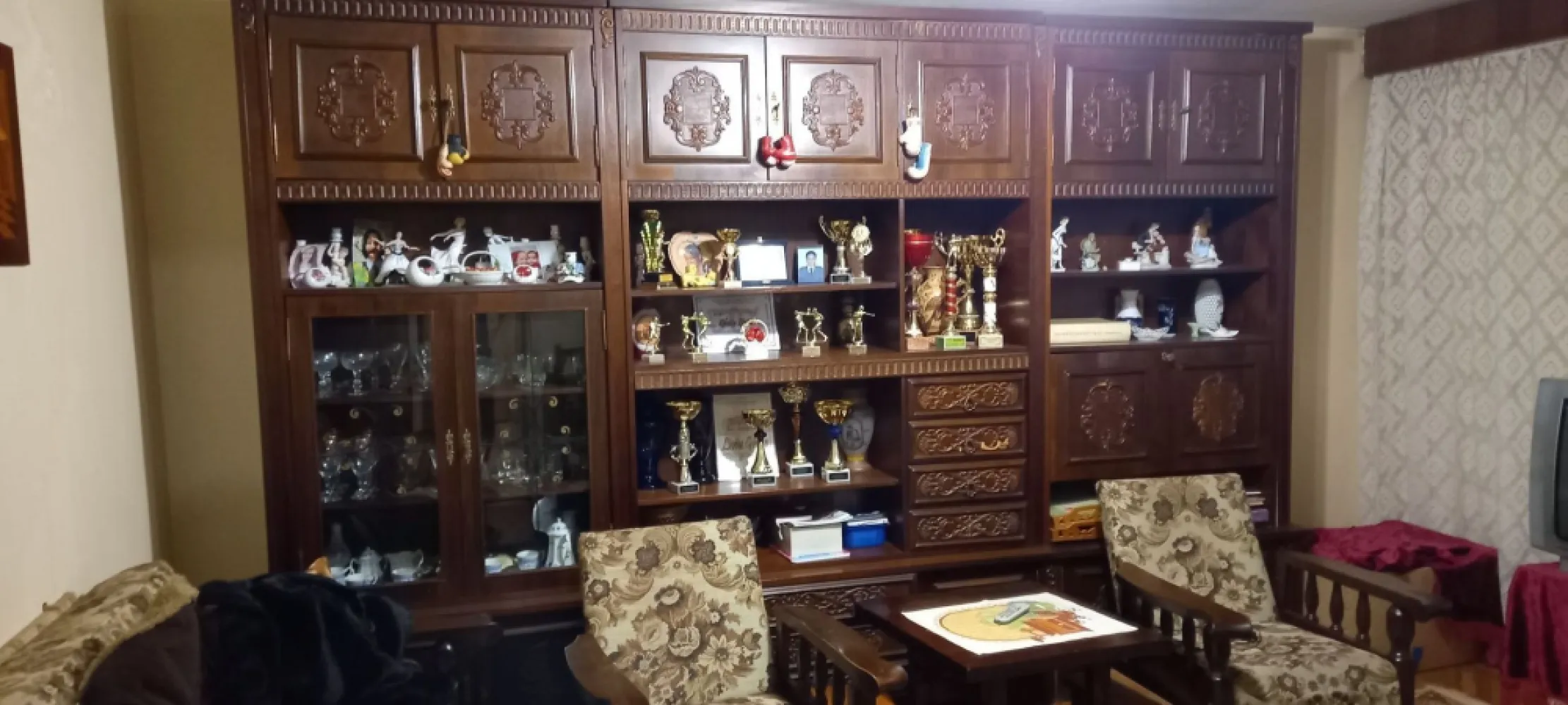 BRASADAS vinde ap 3 cam Micro 16, et. 1/4. - Agenția imobiliara BRASADAS vinde apartament 3 camere, decomandat, 2 băi, 1 balcon închis, 1 balcon deschis, etaj 1, în M 16, str. Rozmarin, Nr 2, Satu Mare, zonă foarte bună și liniștită, în apropiere exista stație de autobuz, mai multe parcuri, magazine, școală și grădiniță, loc de parcare pentru reședință, scara de bloc este îngrijită, nu sunt probleme cu vecinii. Se poate locui în starea actuală sau se poate renova după preferințele fiecăruia. Centrala termica este noua, mobilierul este din lemn masiv (se poate reconditiona), parchet din lemn masiv, 1 balcon închis cu termopan.
Www.brasadas.com.