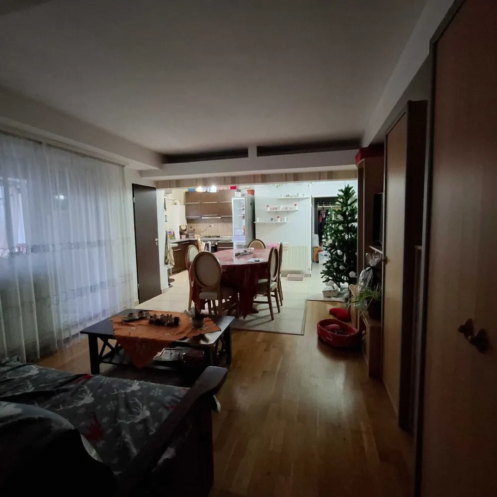BRASADAS vinde ap cam etaj 2 in zona Avram Iancu. - Agentia Imobiliara BRASADAS vinde apartament 3 camere semidecomandat la etajul 2.
Situat pe strada Avram Iancu in apropierea stadionului Olimpia, imobilul dispune de două dormitoare, o bucătărie deschisă cu livingul, o baie, un balcon și două cămări, geamuri termopan și parțial mobilat.
Acest apartament este ideal pentru o familie cu copii, într-o zonă liniștită cu acces facil la transport, magazine, școli și parcuri.
Www.brasadas.com.