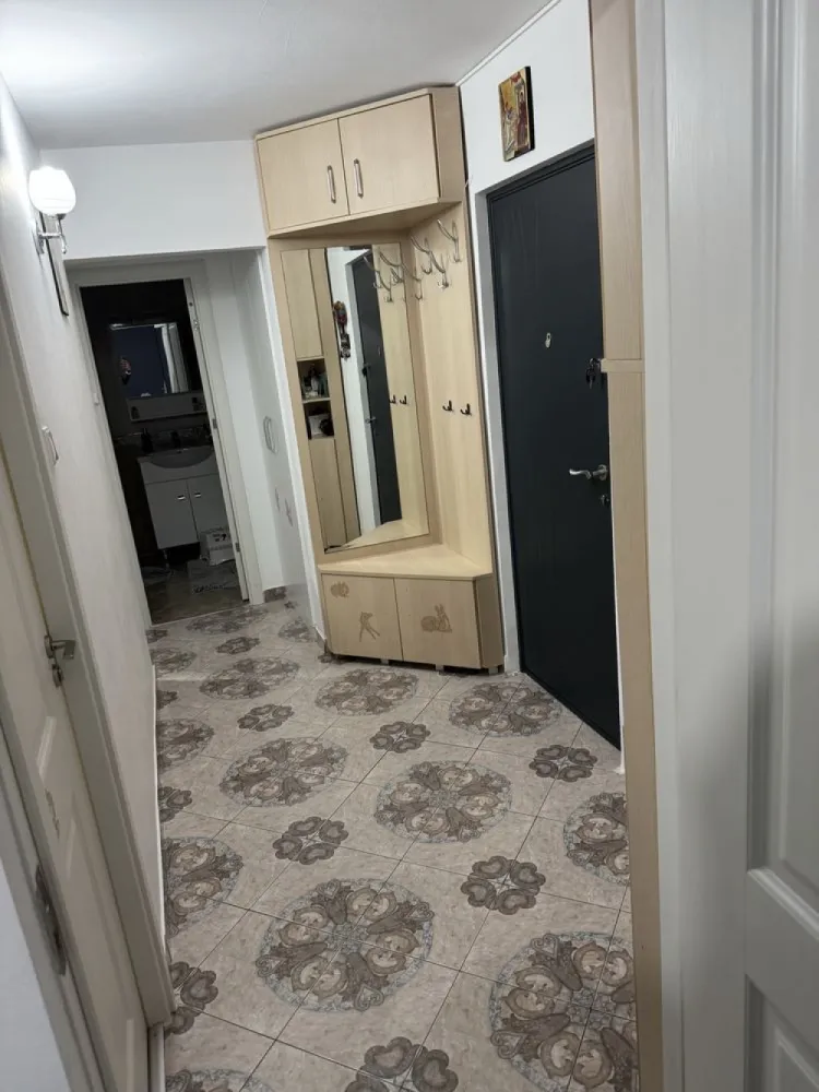 BRASADAS vinde ap 2 cam etaj 3/4 Micro 17. - Agentia Imobiliara BRASADAS vinde apartament cu 2 camere, decomandat, situat în cartierul Micro 17 pe strada Brașov, cu o suprafață de aproximativ 50 mp, situat la etajul 3 al unui imobil bine întreținut. Apartamentul este izolat și are o compartimentare practică, fiind compus din hol, dormitor, living, bucătărie, baie și două balcoane.

Locuința dispune de boxă în beci și loc de parcare. Este situată într-o zonă liniștită, ideală pentru familie, cu acces facil la piață, grădiniță, școală, parcuri și magazine.

Apartamentul se vinde mobilat și utilat, fiind gata pentru mutare imediată.

Www.brasadas.com.