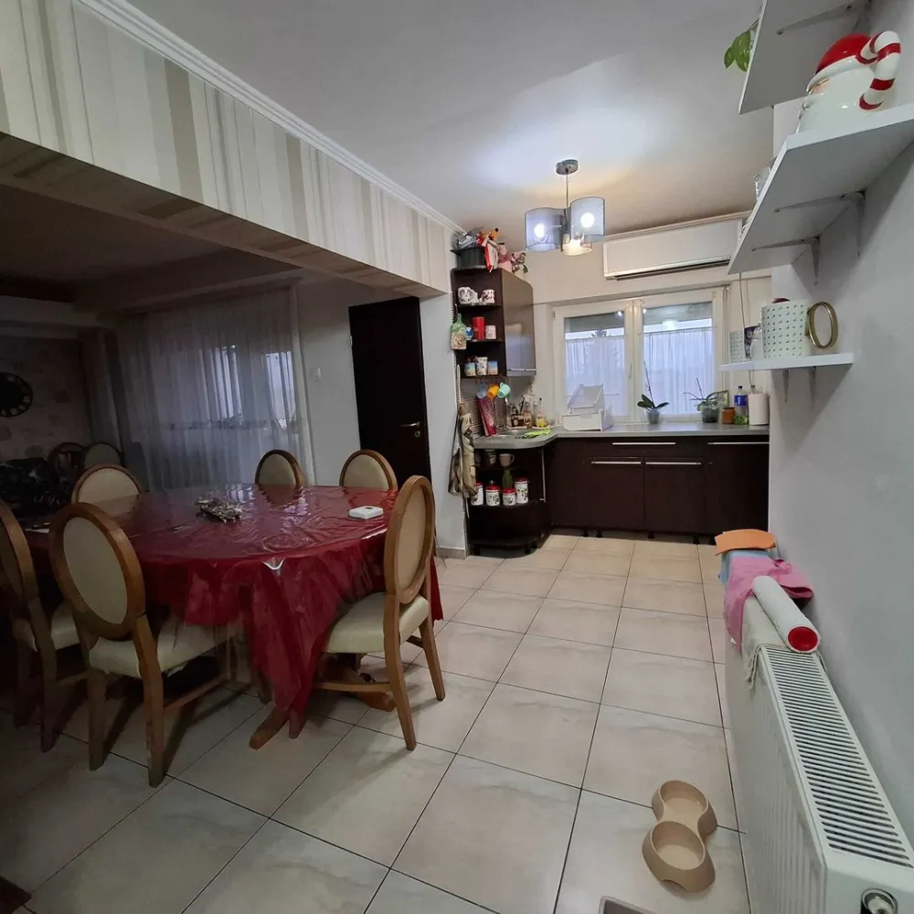 BRASADAS vinde ap cam etaj 2 in zona Avram Iancu. - Agentia Imobiliara BRASADAS vinde apartament 3 camere semidecomandat la etajul 2.
Situat pe strada Avram Iancu in apropierea stadionului Olimpia, imobilul dispune de două dormitoare, o bucătărie deschisă cu livingul, o baie, un balcon și două cămări, geamuri termopan și parțial mobilat.
Acest apartament este ideal pentru o familie cu copii, într-o zonă liniștită cu acces facil la transport, magazine, școli și parcuri.
Www.brasadas.com.