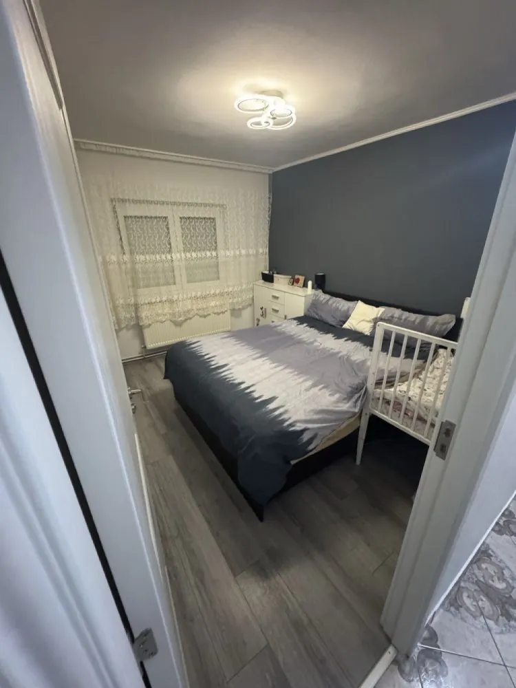 BRASADAS vinde ap 2 cam etaj 3/4 Micro 17. - Agentia Imobiliara BRASADAS vinde apartament cu 2 camere, decomandat, situat în cartierul Micro 17 pe strada Brașov, cu o suprafață de aproximativ 50 mp, situat la etajul 3 al unui imobil bine întreținut. Apartamentul este izolat și are o compartimentare practică, fiind compus din hol, dormitor, living, bucătărie, baie și două balcoane.

Locuința dispune de boxă în beci și loc de parcare. Este situată într-o zonă liniștită, ideală pentru familie, cu acces facil la piață, grădiniță, școală, parcuri și magazine.

Apartamentul se vinde mobilat și utilat, fiind gata pentru mutare imediată.

Www.brasadas.com.