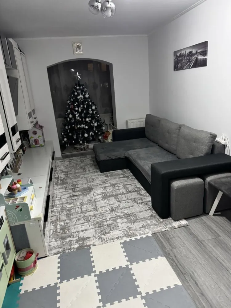 BRASADAS vinde ap 2 cam etaj 3/4 Micro 17. - Agentia Imobiliara BRASADAS vinde apartament cu 2 camere, decomandat, situat în cartierul Micro 17 pe strada Brașov, cu o suprafață de aproximativ 50 mp, situat la etajul 3 al unui imobil bine întreținut. Apartamentul este izolat și are o compartimentare practică, fiind compus din hol, dormitor, living, bucătărie, baie și două balcoane.

Locuința dispune de boxă în beci și loc de parcare. Este situată într-o zonă liniștită, ideală pentru familie, cu acces facil la piață, grădiniță, școală, parcuri și magazine.

Apartamentul se vinde mobilat și utilat, fiind gata pentru mutare imediată.

Www.brasadas.com.