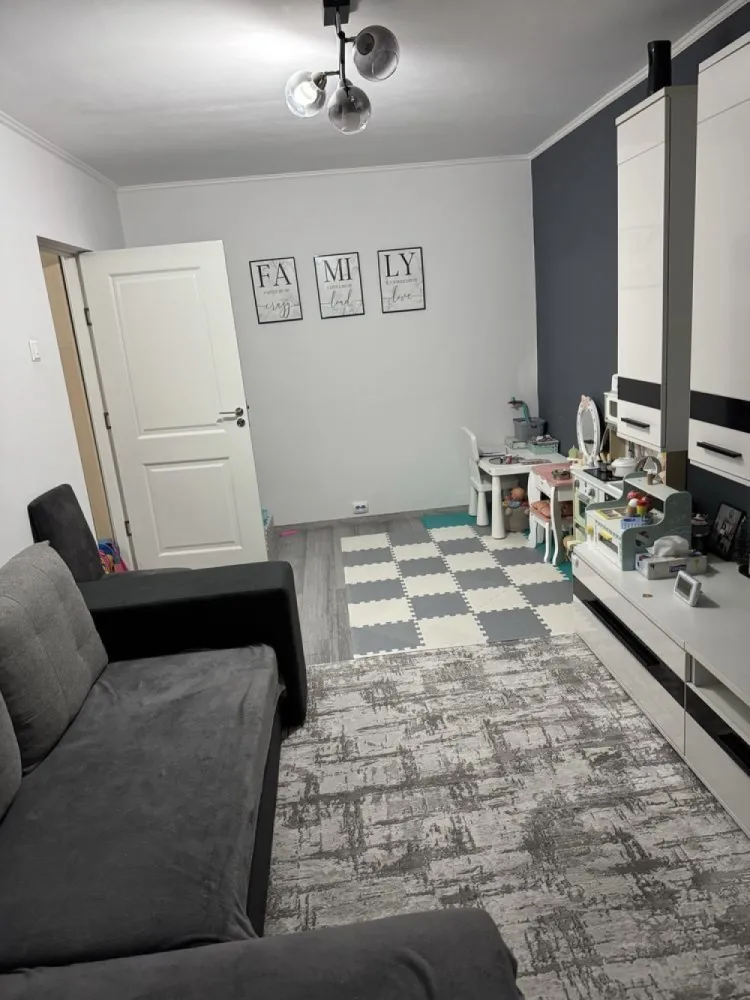 BRASADAS vinde ap 2 cam etaj 3/4 Micro 17. - Agentia Imobiliara BRASADAS vinde apartament cu 2 camere, decomandat, situat în cartierul Micro 17 pe strada Brașov, cu o suprafață de aproximativ 50 mp, situat la etajul 3 al unui imobil bine întreținut. Apartamentul este izolat și are o compartimentare practică, fiind compus din hol, dormitor, living, bucătărie, baie și două balcoane.

Locuința dispune de boxă în beci și loc de parcare. Este situată într-o zonă liniștită, ideală pentru familie, cu acces facil la piață, grădiniță, școală, parcuri și magazine.

Apartamentul se vinde mobilat și utilat, fiind gata pentru mutare imediată.

Www.brasadas.com.