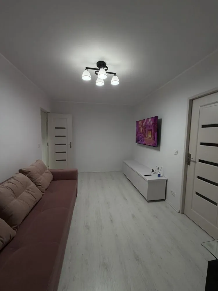 BRASADAS vinde ap 2 cam etaj 4/4 - Zona Micro 15. - Agenția imobiliara BRASADAS vinde apartament 2 camere RENOVAT premium, la cheie în zona Micro 15.situat la etajul 4, într-un imobil cu acoperiș. Proprietatea a fost renovată integral de la A la Z, cu atenție la detalii, folosind materiale de calitate superioară. Totul este nou, neutilizat.

Apartamentul se predă la cheie, fiind gata pentru mutare imediată, fără costuri suplimentare. Ideal pentru cei care își doresc confort, siguranță și un spațiu modern, dar și pentru investiție.

Www.brasadas.com.