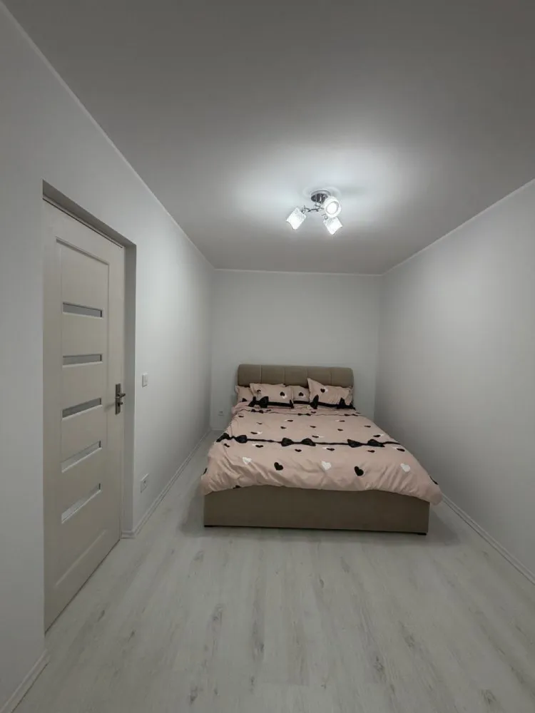 BRASADAS vinde ap 2 cam etaj 4/4 - Zona Micro 15. - Agenția imobiliara BRASADAS vinde apartament 2 camere RENOVAT premium, la cheie în zona Micro 15.situat la etajul 4, într-un imobil cu acoperiș. Proprietatea a fost renovată integral de la A la Z, cu atenție la detalii, folosind materiale de calitate superioară. Totul este nou, neutilizat.

Apartamentul se predă la cheie, fiind gata pentru mutare imediată, fără costuri suplimentare. Ideal pentru cei care își doresc confort, siguranță și un spațiu modern, dar și pentru investiție.

Www.brasadas.com.