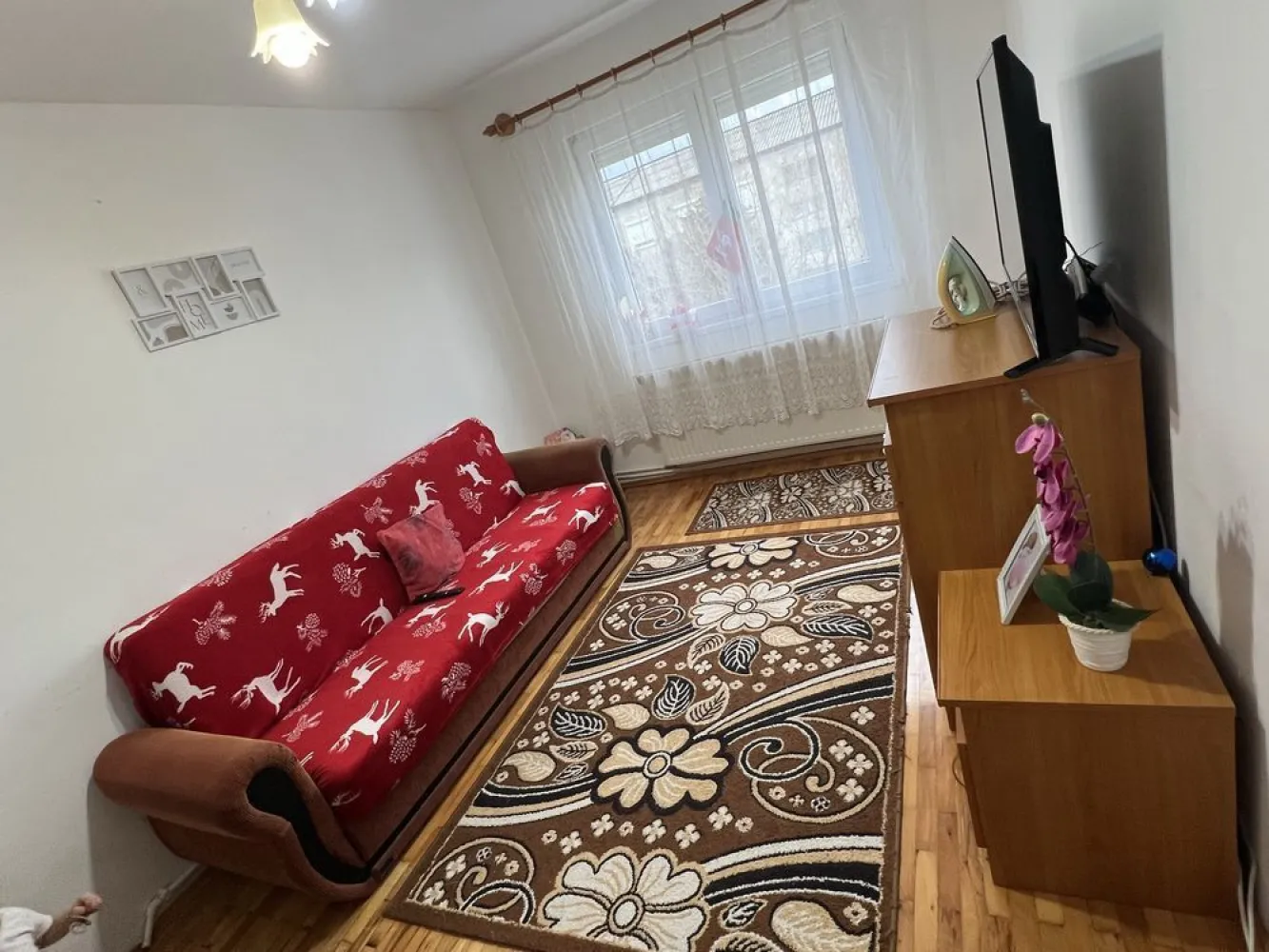 Vand Apartament 2 camere 4/4. Mobilat si utilat - •Vă oferim spre vânzare un apartament cu 2 camere complet mobilat și utilat situat pe strada Humulești nr. 11, la etajul 4din 4 al unui bloc izolat termic, într-o scară curată și îngrijită, închisă cu interfon. Cu o suprafață utilă de 33.mp, locuința este compartimentată eficient: hol de acces, bucătărie , cameră de zi, baie și dormitor.
•Zona în care este amplasat apartamentul oferă toate facilitățile necesare pentru un stil de viață comod: magazine alimentare, parc, stații de autobuz și taxi, benzinărie, piață, școli și grădinițe, toate aflate la distanță mică de mers pe jos.