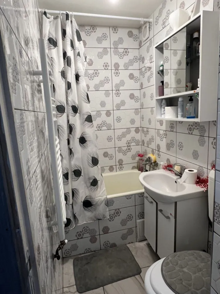 Vand Apartament 2 camere 4/4. Mobilat si utilat - •Vă oferim spre vânzare un apartament cu 2 camere complet mobilat și utilat situat pe strada Humulești nr. 11, la etajul 4din 4 al unui bloc izolat termic, într-o scară curată și îngrijită, închisă cu interfon. Cu o suprafață utilă de 33.mp, locuința este compartimentată eficient: hol de acces, bucătărie , cameră de zi, baie și dormitor.
•Zona în care este amplasat apartamentul oferă toate facilitățile necesare pentru un stil de viață comod: magazine alimentare, parc, stații de autobuz și taxi, benzinărie, piață, școli și grădinițe, toate aflate la distanță mică de mers pe jos.