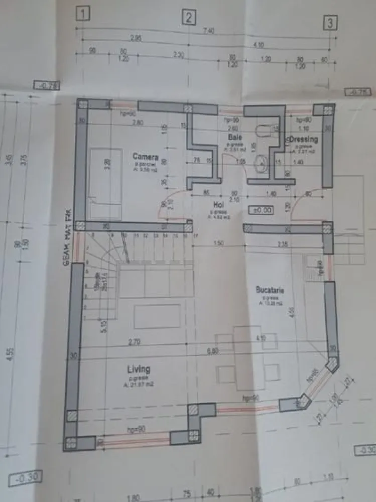 Casă zonă centrală Satu Mare str. Victoriei - Vând casă stada Victoriei, aproape de centrul orașului, compusă din :

-3 dormitoare 
-2 băi 
-bucătărie 
-living 35mp

Suprafață utilă 115 mp, suprafață teren 500 mp.

Prețul afișat este pentru casa în stadiul semifinisat.

Pentru cei care doresc să-și personalizeze singuri finisajele interioare prețul imobilului este de 135.000 €.

Casa îți oferă posibilitatea să -ți personalizezi interiorul, astfel poți, de exemplu, să reconfigurezi bucataria open-space și să obții 4 dormitoare.

Casa este potrivită pentru familii care iubesc confortul, își doresc o casă utilă, ușor de întreținut și vor să nu depindă de mașină. Accesul pe jos este facil spre centrul orasului, școli, gradinițe, Grădina Romei, săli de sport, magazine, Kaufland, Penny, etc.

Pentru mai multe detalii sau vizionare, nu ezitați să mă contactați! Tel. 0773782526