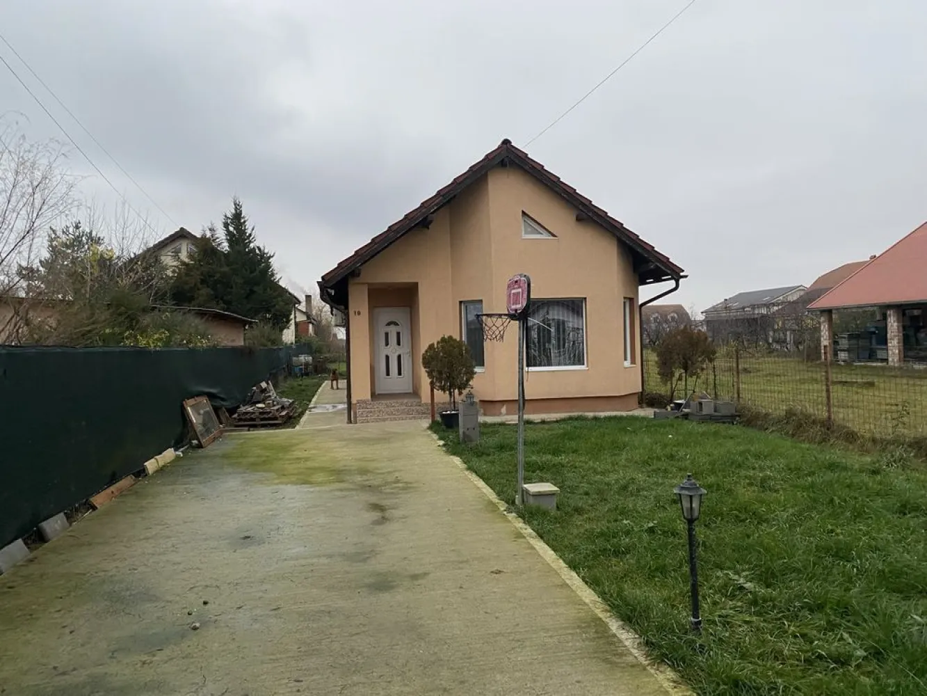 Vand casa in Amati - Vând casă la 3 km de Satu Mare în loc Amati , compusă din 2 camere , bucătărie și baie , terasă cu camera tehnică de 20 m pătrați , casa este izolată are planșeu turnat ( se poate mansarda cu ușurință ) se vinde mobilată . Are 38 arii de teren , tel 0741 unu opt cinci opt șase unu