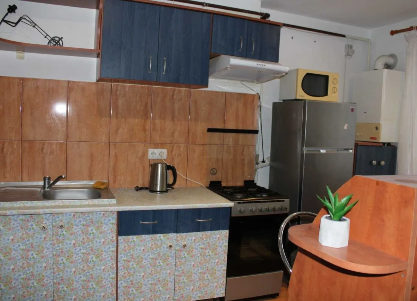 BRASADAS vinde ap 2 cam etaj 4/4 ULTRACENTRAL - Agentia Imobiliara BRASADAS vinde apartament cu doua camere, 60 m utili, situat la etajul 4 din 4 in zonă ultracentrală.

-Compartimentare practică: living open-space cu bucătăria, 1 dormitor, balcon și baie.
-Aproape de magazine, transport și toate facilitățile.

Www.brasadas.com