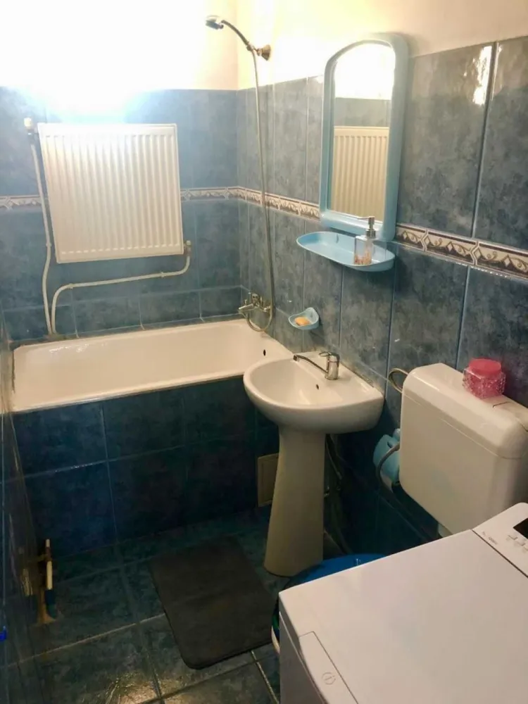 BRASADAS vinde ap 2 cam etaj 4/4 ULTRACENTRAL - Agentia Imobiliara BRASADAS vinde apartament cu doua camere, 60 m utili, situat la etajul 4 din 4 in zonă ultracentrală.

-Compartimentare practică: living open-space cu bucătăria, 1 dormitor, balcon și baie.
-Aproape de magazine, transport și toate facilitățile.

Www.brasadas.com