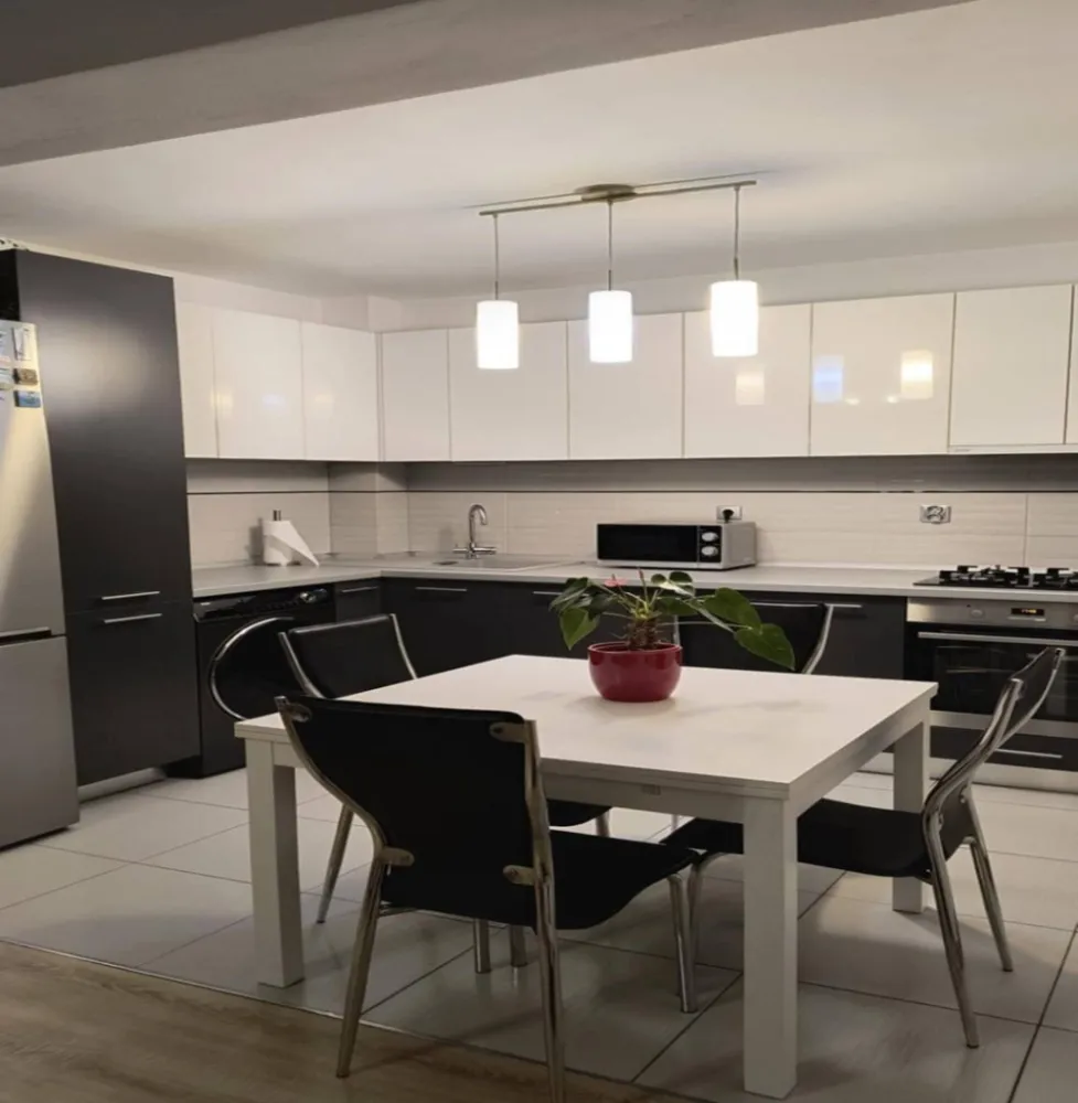 BRASADAS vinde ap 3 cam etaj 3/4 în Floreşti. - Agentia Imobiliara BRASADAS vinde apartament compus din living+bucătărie tip open space, 2 dormitoare, baie si hol in totalitate 67 m2. Apartamentul mai dispune si de 2 balcoane mari, la etajul 3 din 4. 
Are o orientare E-V, cu multa lumina naturala. Întreținerea este foarte mica, având doar 2 pereți exteriori. Se vinde complet mobilat si utilat cum se vede in poze, incluzând CT, AC cu wifi in garanție, combina frigorifică, mașină de spălat vase, mașină de spălat haine clasa A in garanție, hotă, plită pe gaz, cuptor electric, cuptor cu microunde. 
Zona este liniștită. La 10 minute de mers pe jos se găsește stație de transport in comun, grădinița, scoală si magazine. 
Se poate închiria parcare îngrădita, supravghetă si cu poarta automata chiar in fața imobilului la prețul de 150 ron/lună.
Www.brasadas.com.