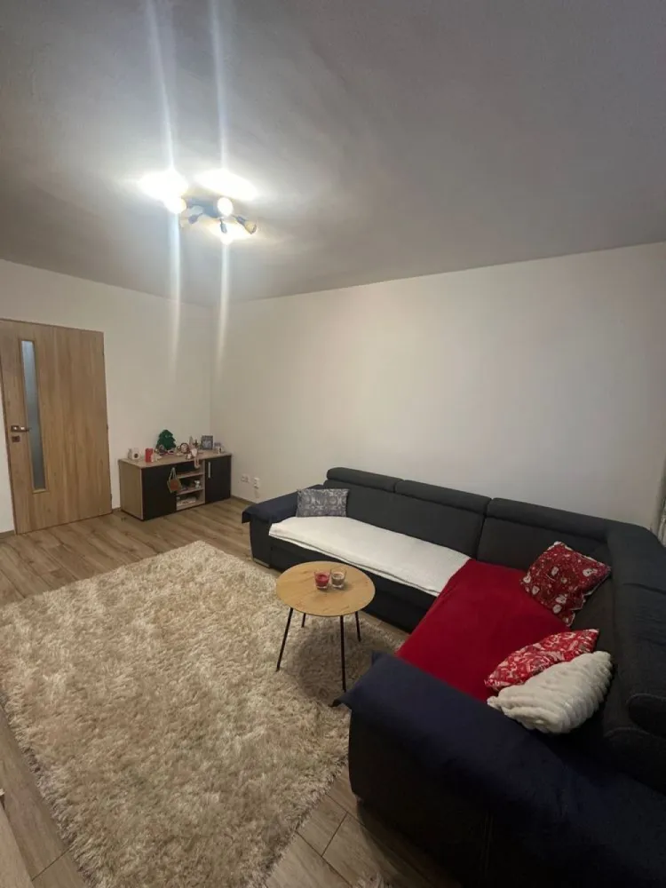 Apartament 2 camere Grigorescu Donath etaj 5/10 - Persoană fizică vând apartament cu două camere decomandate, balcon închis cu termopan. Strada Donath, la doi pași de malul Someșului. Școli, grădinițe, Profi non-stop, stație bus, foarte aproape. 

Instalație electrică schimbată.
Sanitare schimbate.
Centrala termică proprie.
Se vinde mobilat și utilat (TV, mașină de spălat vase, mașină de spălat, frigider).

Agentiile pot prelua anuntul dar nu ofer comision.