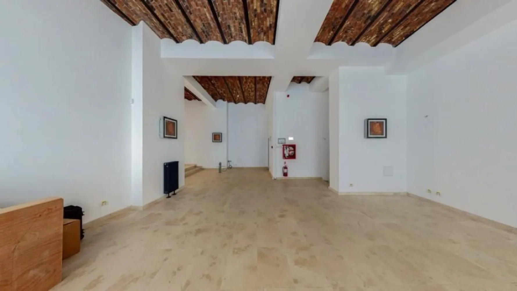 Închiriere spațiu comercial – Centrul Vechi București, lângă Hanul lui Manuc - Disponibil spre închiriere un spațiu comercial excelent poziționat, situat în inima Centrului Vechi, la câțiva pași de Hanul lui Manuc. Locație cu vad intens pietonal, ideală pentru business-uri din zona HoReCa, retail sau servicii premium.

Detalii spațiu:

Suprafață parter: 118,76 mp
Spațiu suplimentar la subsol: 50 mp (perfect pentru depozitare/preparare)
Spatiu exterior terasă (30-35 mese)
Grup sanitar pentru clienți / staff
Vitrină mare la stradă, vizibilitate excelentă
Zonă cu trafic turistic și local ridicat

Spațiul este în prezent ocupat de Uau Gelato (str. Covaci 23), disponibil pentru preluare începând cu data convenită.

Preț chirie: 7.000 € / lună

O oportunitate rară într-una dintre cele mai vizitate și active zone comerciale din București!

Pentru mai multe informații și vizionări, vă rugăm să ne contactați: petru@helloholt.com