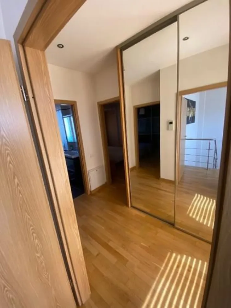 Vand Apartament 5 camere duplex-doua locuri de parcare Soseaua Nordului - Apartament 5 camere,din care: 4 dormitoare,4 bai,plus bucatarie inchisa cu perete sticla,terasa deschisa de aproximativ 50 mp.la ultimul etaj, Pretul apartamentului,include 2 locuri de parcare Klaus si o boxa.