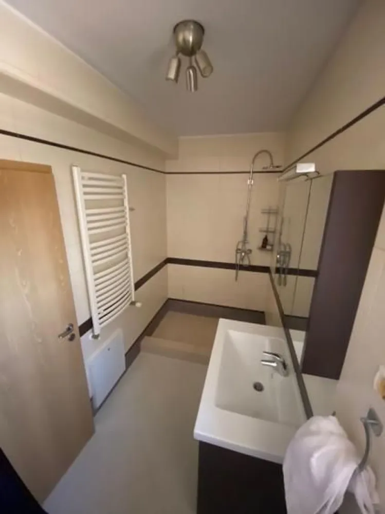 Vand Apartament 5 camere duplex-doua locuri de parcare Soseaua Nordului - Apartament 5 camere,din care: 4 dormitoare,4 bai,plus bucatarie inchisa cu perete sticla,terasa deschisa de aproximativ 50 mp.la ultimul etaj, Pretul apartamentului,include 2 locuri de parcare Klaus si o boxa.