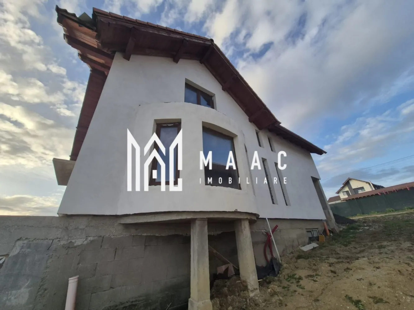 Casa individuala | 150 mp utili | Teren 496 mp | Sura Mare - MAAC Imobiliare vă propune spre vânzare casa individuala situata în localitatea Șura Mare, la doar câteva minute de oraș, într-o zonă aerisită, perfectă pentru viața de familie. Are o suprafata utila de 150 mp + demisol de 100 mp si un teren de 496 mp. Detalii de compartimentare: Demisol – complet funcțional și foarte spațios: Garaj generos, cu acces facil; Cameră tehnică; 2 camere mari pentru depozitare sau amenajări ulterioare (cramă, sală fitness etc.). Parter – zona de zi: Hol de acces; Living luminos; Bucătărie spațioasă; Cameră multifuncțională (birou/dormitor oaspeți); Baie; Terasă superbă de 32 mp – perfectă pentru relaxare în aer liber. Mansardă înaltă – zona de noapte: Hol; Baie; 3 dormitoare bine compartimentate. Beneficii & Dotări: Construcție nouă, proiectată pentru confort și durabilitate; Planșeu ceramic peste demisol și parter – tehnologie modernă pentru izolație termică și fonică superioară; Geamuri tripan – eficiență energetică și protecție fonică; Racordată la curent, apă și canalizare; Izolație exterioară din vată bazaltică de 10 cm – performanță excelentă pentru toate anotimpurile; Împrejmuită pe 3 laturi cu gard pe fundație de beton și plasă bordurată – intimitate și siguranță; Curte generoasă, cu multiple posibilități de amenajare (grădină, foișor, loc de joacă etc.). Casa se predă: La alb pe exterior – fațadă completă și finalizată La roșu pe interior – perfect pentru a o amenaja după gustul tău Pentru mai multe detalii precizati telefonic ca ati vazut anuntul cu ID: CP2575822 }}