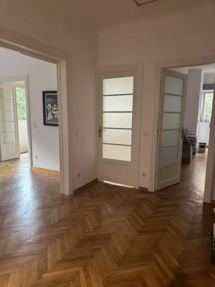 BRASADAS închiriază ap 3 cam etaj 1/3 Universitate. - Agenția imobiliara BRASADAS închiriază apartament cu 3 camere, decomandat, situat in zona Universitate, Piata Rosetti, foarte spatios si luminos, având acces imediat la metrou, Universitatea Bucuresti, Teatrul National, cat și la toate facilitatile centrale.
Apartamentul este pretabil pentru o familie/cuplu, are doua bai si este situat la etajul 1 intr-un imobil interbelic de tip butic, cu 3 etaje si parter inalt, protejat de zgomotul bulevardului principal, având în vedere ca se află in planul 2. Încălzirea este centralizata, iar apartamentul a fost recent renovat, fiind dotat cu aer conditionat si bucatarie complet utilitata, cat și un balcon deschis. Momentan, apartamentul nu este mobilat, dar se poate mobila la cerere.
www.brasadas.com.