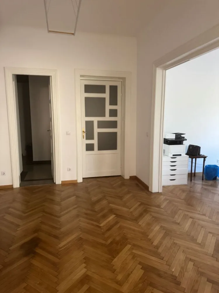 BRASADAS închiriază ap 3 cam etaj 1/3 Universitate. - Agenția imobiliara BRASADAS închiriază apartament cu 3 camere, decomandat, situat in zona Universitate, Piata Rosetti, foarte spatios si luminos, având acces imediat la metrou, Universitatea Bucuresti, Teatrul National, cat și la toate facilitatile centrale.
Apartamentul este pretabil pentru o familie/cuplu, are doua bai si este situat la etajul 1 intr-un imobil interbelic de tip butic, cu 3 etaje si parter inalt, protejat de zgomotul bulevardului principal, având în vedere ca se află in planul 2. Încălzirea este centralizata, iar apartamentul a fost recent renovat, fiind dotat cu aer conditionat si bucatarie complet utilitata, cat și un balcon deschis. Momentan, apartamentul nu este mobilat, dar se poate mobila la cerere.
www.brasadas.com.