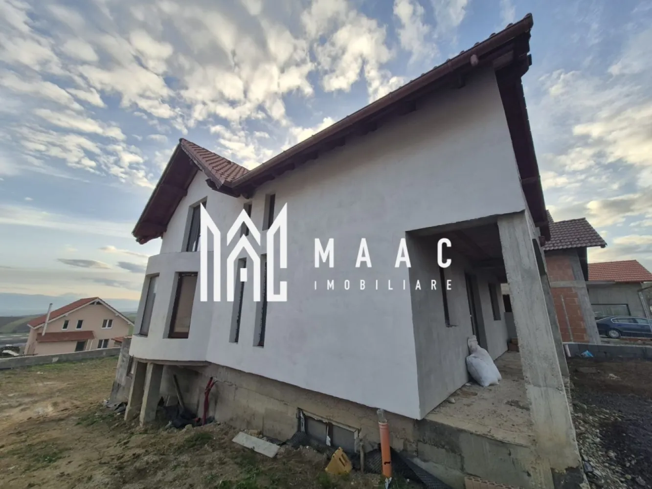 Casa individuala | 150 mp utili | Teren 496 mp | Sura Mare - MAAC Imobiliare vă propune spre vânzare casa individuala situata în localitatea Șura Mare, la doar câteva minute de oraș, într-o zonă aerisită, perfectă pentru viața de familie. Are o suprafata utila de 150 mp + demisol de 100 mp si un teren de 496 mp. Detalii de compartimentare: Demisol – complet funcțional și foarte spațios: Garaj generos, cu acces facil; Cameră tehnică; 2 camere mari pentru depozitare sau amenajări ulterioare (cramă, sală fitness etc.). Parter – zona de zi: Hol de acces; Living luminos; Bucătărie spațioasă; Cameră multifuncțională (birou/dormitor oaspeți); Baie; Terasă superbă de 32 mp – perfectă pentru relaxare în aer liber. Mansardă înaltă – zona de noapte: Hol; Baie; 3 dormitoare bine compartimentate. Beneficii & Dotări: Construcție nouă, proiectată pentru confort și durabilitate; Planșeu ceramic peste demisol și parter – tehnologie modernă pentru izolație termică și fonică superioară; Geamuri tripan – eficiență energetică și protecție fonică; Racordată la curent, apă și canalizare; Izolație exterioară din vată bazaltică de 10 cm – performanță excelentă pentru toate anotimpurile; Împrejmuită pe 3 laturi cu gard pe fundație de beton și plasă bordurată – intimitate și siguranță; Curte generoasă, cu multiple posibilități de amenajare (grădină, foișor, loc de joacă etc.). Casa se predă: La alb pe exterior – fațadă completă și finalizată La roșu pe interior – perfect pentru a o amenaja după gustul tău Pentru mai multe detalii precizati telefonic ca ati vazut anuntul cu ID: CP2575822 }}