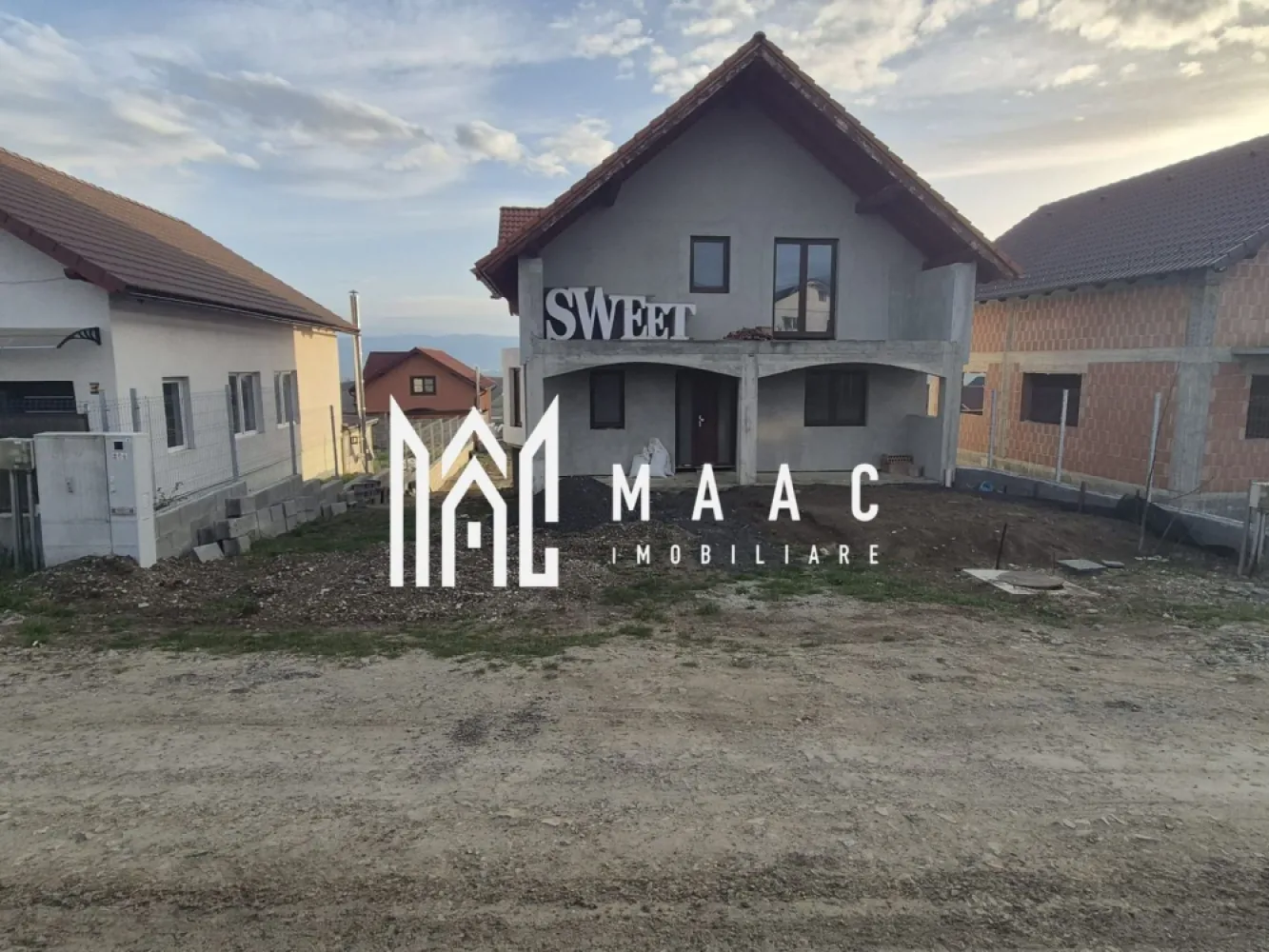 Casa individuala | 150 mp utili | Teren 496 mp | Sura Mare - MAAC Imobiliare vă propune spre vânzare casa individuala situata în localitatea Șura Mare, la doar câteva minute de oraș, într-o zonă aerisită, perfectă pentru viața de familie. Are o suprafata utila de 150 mp + demisol de 100 mp si un teren de 496 mp. Detalii de compartimentare: Demisol – complet funcțional și foarte spațios: Garaj generos, cu acces facil; Cameră tehnică; 2 camere mari pentru depozitare sau amenajări ulterioare (cramă, sală fitness etc.). Parter – zona de zi: Hol de acces; Living luminos; Bucătărie spațioasă; Cameră multifuncțională (birou/dormitor oaspeți); Baie; Terasă superbă de 32 mp – perfectă pentru relaxare în aer liber. Mansardă înaltă – zona de noapte: Hol; Baie; 3 dormitoare bine compartimentate. Beneficii & Dotări: Construcție nouă, proiectată pentru confort și durabilitate; Planșeu ceramic peste demisol și parter – tehnologie modernă pentru izolație termică și fonică superioară; Geamuri tripan – eficiență energetică și protecție fonică; Racordată la curent, apă și canalizare; Izolație exterioară din vată bazaltică de 10 cm – performanță excelentă pentru toate anotimpurile; Împrejmuită pe 3 laturi cu gard pe fundație de beton și plasă bordurată – intimitate și siguranță; Curte generoasă, cu multiple posibilități de amenajare (grădină, foișor, loc de joacă etc.). Casa se predă: La alb pe exterior – fațadă completă și finalizată La roșu pe interior – perfect pentru a o amenaja după gustul tău Pentru mai multe detalii precizati telefonic ca ati vazut anuntul cu ID: CP2575822 }}