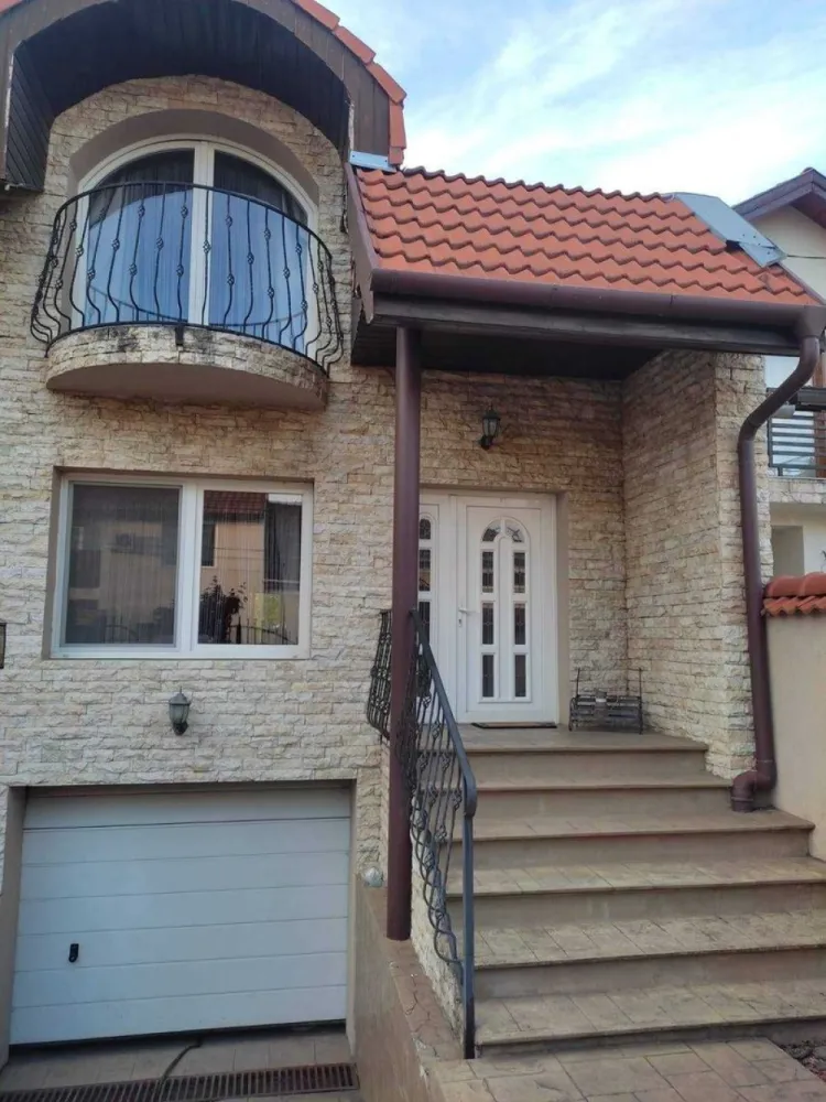 BRASADAS vinde casa tip duplex în zona CLOSCA. - BRASADAS vinde casa tip duplex, 145 m2, teren 250 m2, zona Closca
Parter open space , living, dining, bucatarie , baie , terasa
Etaj, 2 dormitoare, 1 baie nefinisata, beci si garaj sub toata casa