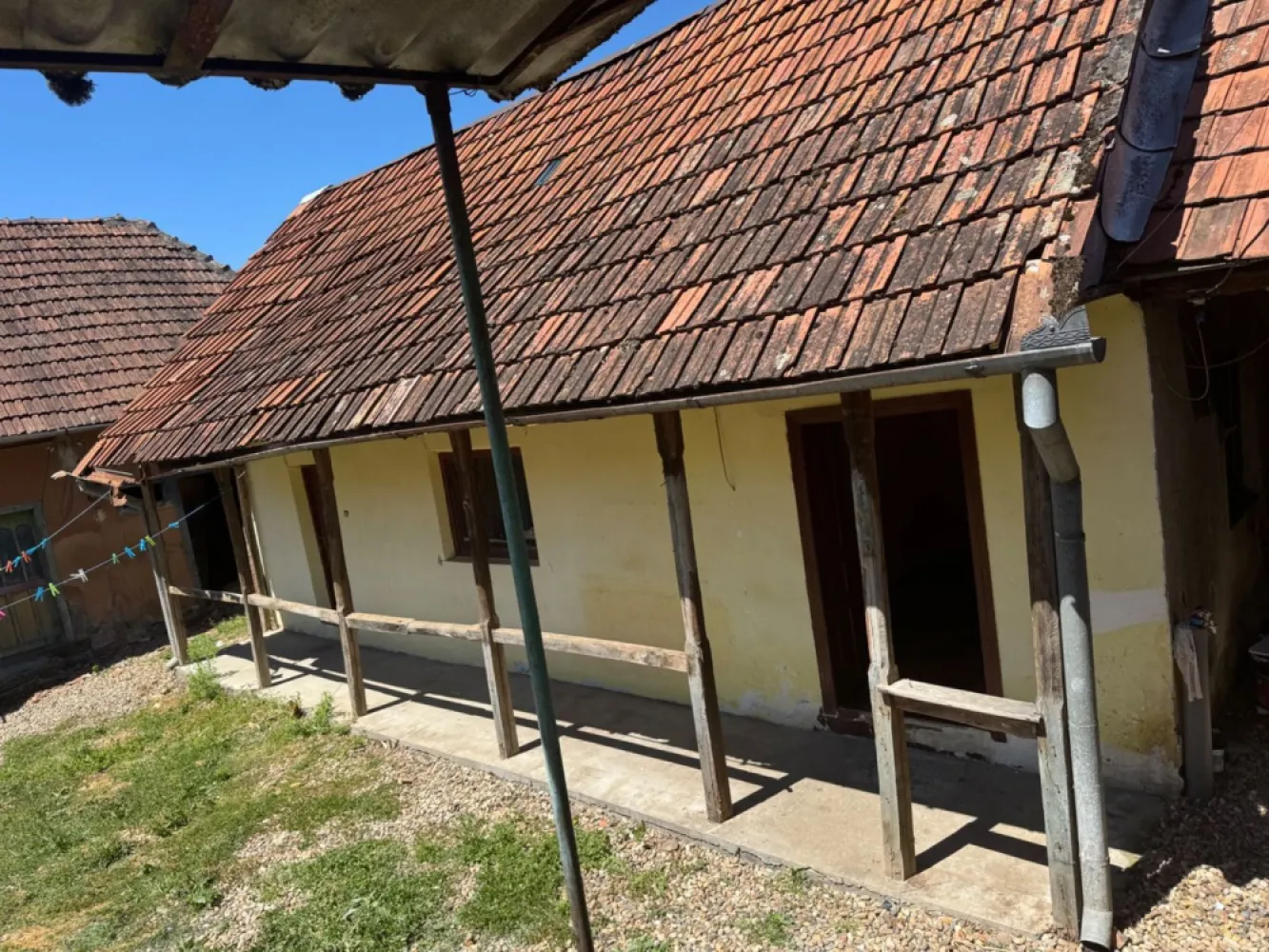 Casa de vanzare Bocicau - Vand casa in Bocicau , Com Tarna Mare, Casa dispune de curent electric , apa , 2 camere , living mare , bucatarie , baie , anexa in spate , șură . Casa este renovata in interior. Teren 60 ari mai multe detalii in privat sau la numaru de telefon : 07******04