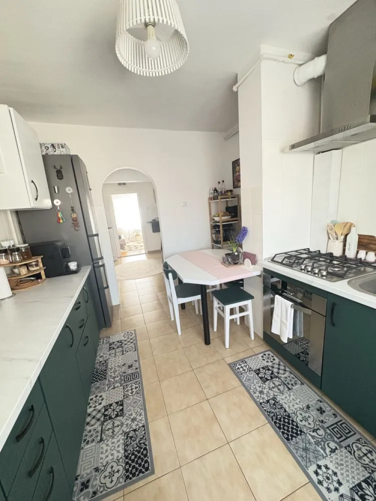 Apartament 4 camere - De vanzare apartament cu 4 camere cu suprafata de 92 mp, cu acoperis din tabla, zona str. Careiului la etajul 4/4, bloc din BCA.
 Apartamentul are camerele decomandate, cu hol central spatios, 2 bai, 1 balcon inchis, geamuri termopane, jaluzele din aluminiu cu plase de insecte incorporate, 1 depozit cu intrarea din casa scarii si boxa beci de 10mp.
- Se vinde utilat și mobilat complet
- Centrala termica noua, aer conditionat, masina de spalat, masina de spalat vase, plita pe gaz, cuptor electric, hota, combina frigorifica
Pret: 97.000 € negociabil