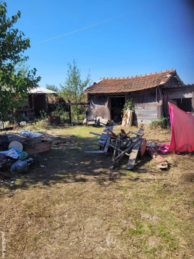 BRASADAS vinde casa in Moftinul Mare. - Agenția imobiliara BRASADAS vinde casa in Moftinu Mare in apropierea gari,casa compusa din doua camere salon mic hol baie neamenajata si bucatarie,cu multe anexe in curte, o balta de pescuit iar inca una secata teren 6000 mp intravilan cu doua intrari cu posibilitatea de parcelare,casa se afla intr-o zona retrasa impadurita la 300 metri de vecini,incalzirea se face cu sobe de teracota,apa de la put forat si fantana curentul in momentul de fata este debransat necesita schimbat transformatorul care va fi facut de cei de la electrica. 
In pret este inclus un kit de 3 kw.
www.brasadas.com.
