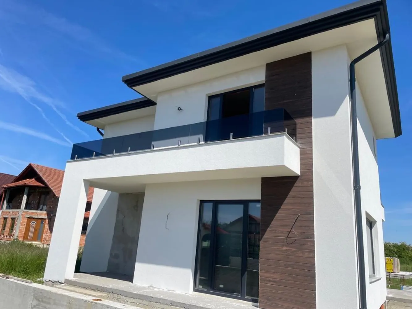 Casa de Vanzare Demo! - Casa situata in Paulesti,strada Brandusa.
Casa este in stadiul de construire si va fi finalizata in scurt timp.
Suprafața terenului 700 mp,suprafață construită 190 mp,front 35 ml
Utilități:apa,gaz,curent
Pentru mai multe informatii in privat!