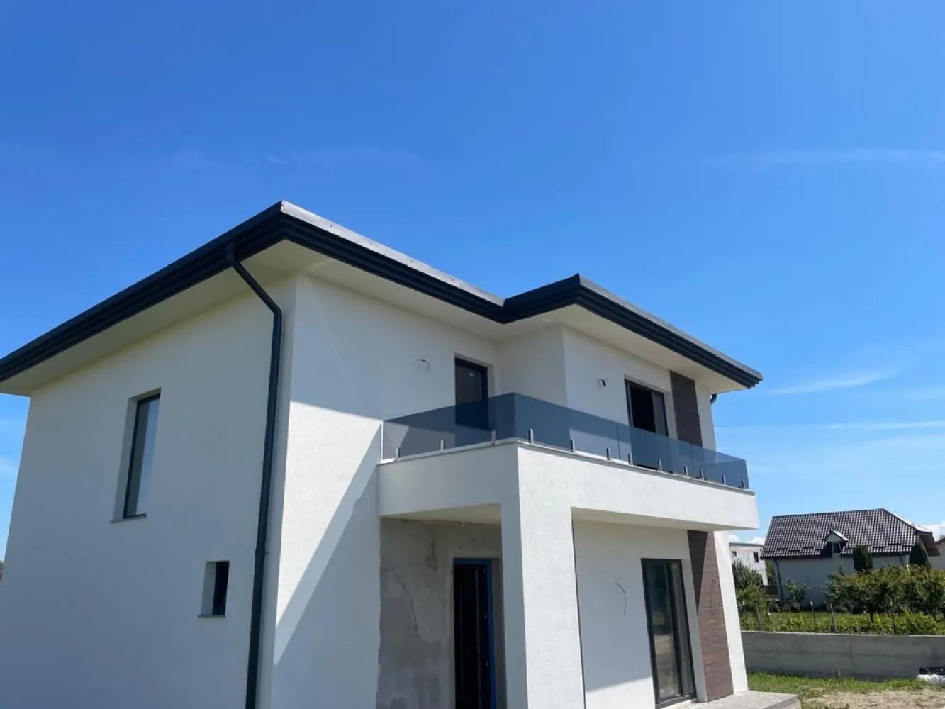 Casa de Vanzare Demo! - Casa situata in Paulesti,strada Brandusa.
Casa este in stadiul de construire si va fi finalizata in scurt timp.
Suprafața terenului 700 mp,suprafață construită 190 mp,front 35 ml
Utilități:apa,gaz,curent
Pentru mai multe informatii in privat!