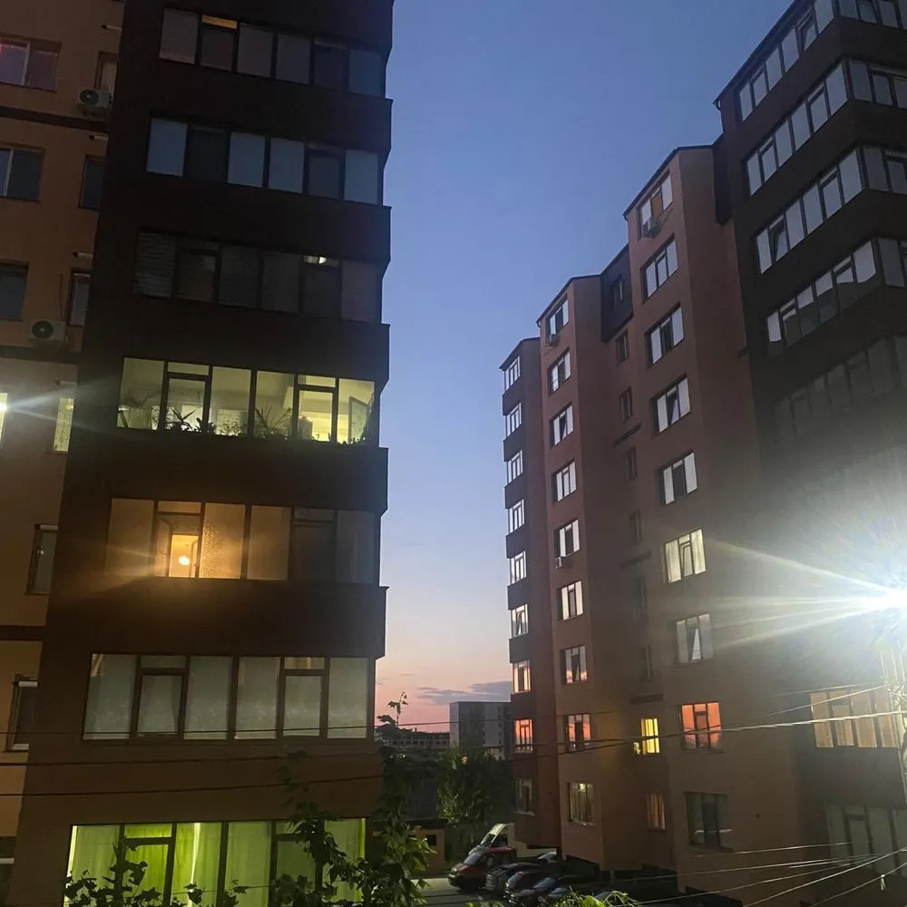 VANZARE sau SCHIMB DIRECT PROPRIETAR a 2 apartamente cu 2 camere - PROPRIETAR vând 2 apartamente cu 2 camere în aceeași scară de bloc etaj 1 și etaj 2 , bloc NOU dar accept și varianta de schimb cu apartament sector 2,3,4 sau vila cu 4 camere și plătesc diferența de bani .... Infrastructura solidă , aproape de oraș dar și de autostrada Buc- Pitești 
BLOCUL este NOU , cu parcare, supravegheat video, bariere, videointerfoane , lift silențios , bloc curat 
Apartamentele sunt identice, unul deasupra celuilalt , suprafața 49 mp 
Disponibile imediat , proaspăt zugrăvite , mobilate și utilate standard , cu centrală proprie de apartament , aer condiționat , baie cu cadă , mașină de spălat rufe 
Zonă curată de blocuri locuit, asigură locuința confortabilă pe care ți o dorești sau un venit sigur din închirierea acestor apartamente complet mobilate și utilate aproape de Metrou Păcii, transport RATB, alte soluții de transport , școli , grădinițe, locuri de joacă pentru copii, cofetării, cafenele, terase, restaurante, hipermarketuri , magazine, săli de fitness, piscine, SPA, Ballrom Militari Residence
