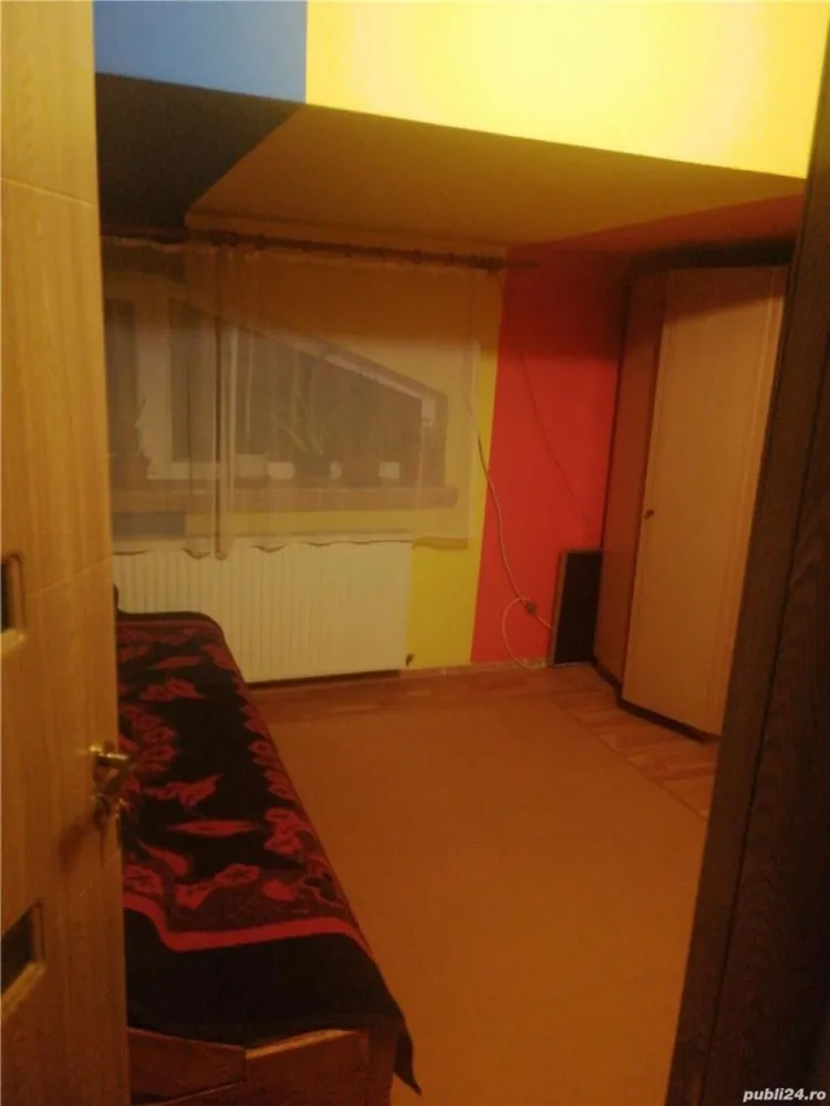 BRASADAS vinde casa din cărămidă cu 2 cam. zona Baritiu. - Agenția imobiliara BRASADAS vinde casa din cărămidă, 120mp utili, acoperișul schimbat recent,uși noi, an construcție 2002.3 camere, 2 băi, beci, balcon. Parter gresiat, etajul cu parchet laminat.Fără teren, acces prin servitute de trecere prin act notarial. Centrală pe gaz,izolată 10 cm,termopane. Zona lac Cubic - Baritiu.
www.brasadas.com