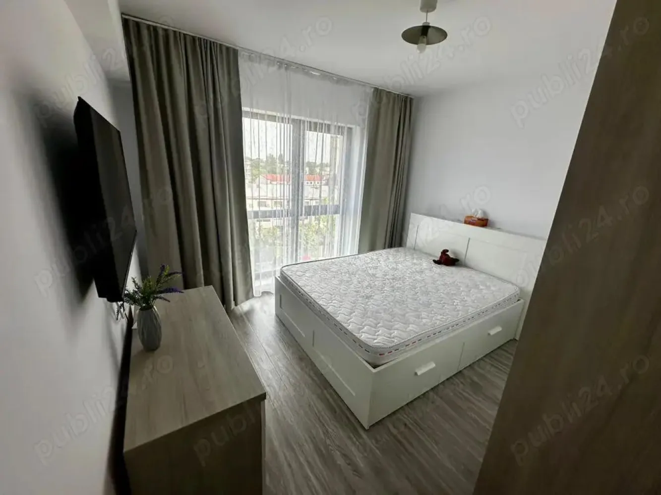 Apartament 2 camere decomandat in Giulesti Complex Aqua City - Apartament 2 camere decomandat in Giulesti Sector 6, Complex Aqua City

Vand apartament 2 Camere, din 2022 in complexul Aqua City situat in Giulesti, Sector 6.- Direct Proprietar.

Apartamentul este situat la etajul 4 11 cu o suprafata utila de 52,51mp si logie- 3,43mp, avand o suprafata totala de 55,94mp.

Apartamentul se vinde mobilat, ca in poze, mai putin Canapeaua 

Apartamentul dispune de Centrala pe gaz, Aer Conditionat

Acces facil la mijloace de transport, langa complex se afla statia de tramvai ( 11 si 44 ) si statia de autobuz ( 162, 163).

Pentru mai multe detalii si vizionari: