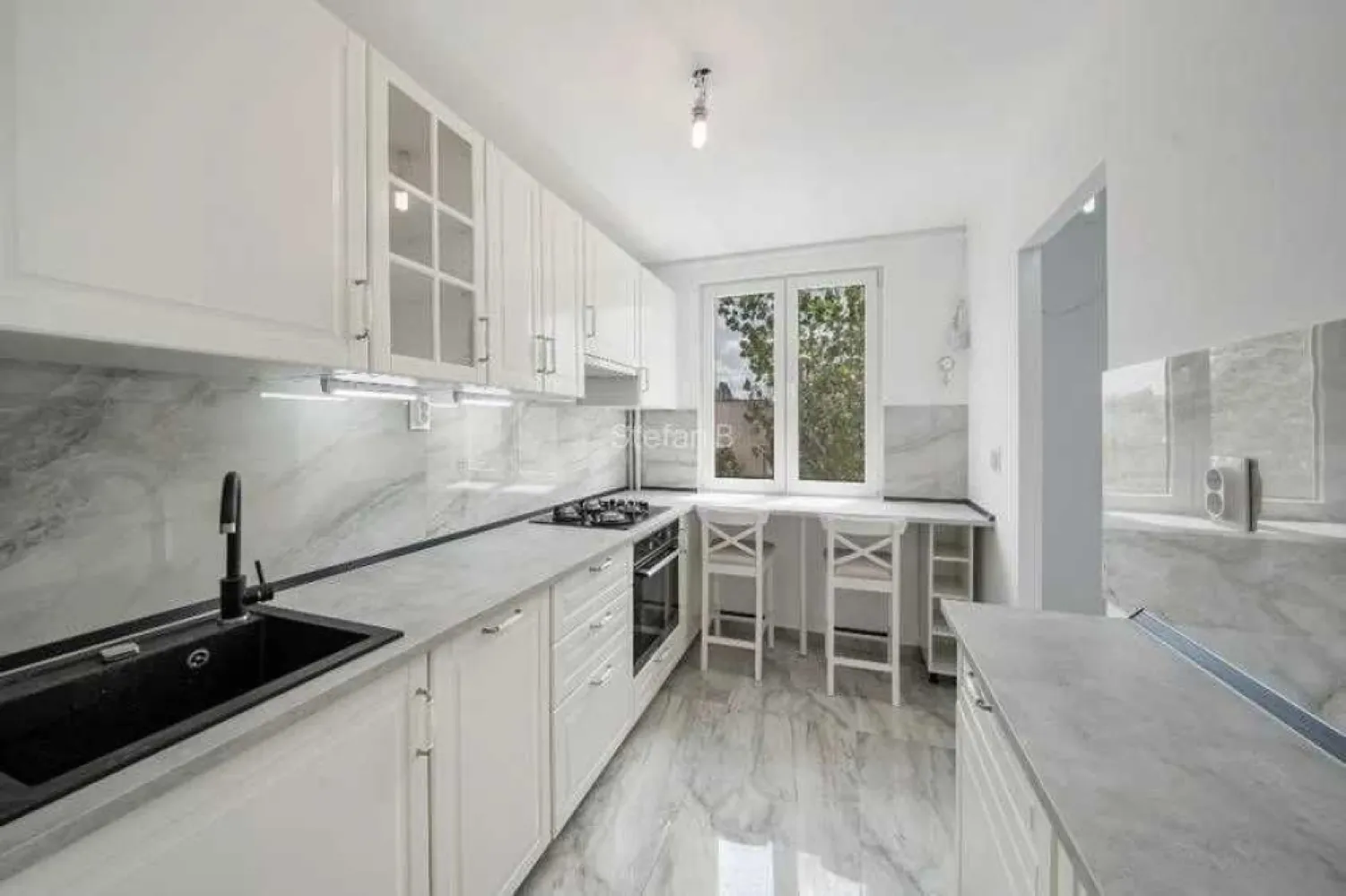 Apartament 3 camere decomandat + boxa - Drumul Taberei - Deschide ușa către un cămin care te va cuceri de la prima vedere! Te invităm să descoperi un apartament cu 3 camere, decomandat, amplasat la etajul 3 din 4 al unui bloc îngrijit, într-o zonă verde și liniștită, unde te poți bucura de intimitate și confort în fiecare zi, pe strada Valea Argesului nr. 20.

Cu o suprafață utilă de 67 mp și un balcon tip logie închis cu termopan, acest apartament îți oferă exact spațiul de care ai nevoie pentru a-ți construi o viață echilibrată. În plus, ai la dispoziție și o boxă individuală la subsol – un bonus extrem de util pentru depozitare sau organizare, inclusă în prețul de vânzare.

Interiorul vine cu multiple îmbunătățiri gata să-ți facă viața mai ușoară și mai plăcută: ușă metalică de acces, ferestre termopan cu geamuri antireflex si plase tantari, parchet in culori calde și primitoare, gresie și faianță moderne, două aparate de aer condiționat (în hol și în living cu tehnologie WiFi), izolație termică interioară și baie complet amenajată. Bucătăria este complet mobilată și utilată cu mobilier IKEA și electrocasnice de top marca Electrolux: plită pe gaz, cuptor electric, hotă performantă, mașină de spălat vase și o chiuvetă elegantă din granit. Iar dacă îți dorești autonomie completă, există deja contor individual de gaze, autorizat și gata pentru instalarea unei centrale proprii.

Locuința este luminoasă, însorită pe ambele părți, cu vedere atât în față cât și în spate, într-o zonă înconjurată de pomi și verdeață. Te afli aproape de tot ce ai nevoie: Lidl, Kaufland, Mega Image, Profi, piața Valea Ialomiței, grădinițe, școli și stații de transport în comun (STB și metrou Valea Ialomiței sau Constantin Brâncuși). Iar pentru momentele de relaxare, restaurante si terase, sali de sport, parcul Moghioroș la doar 15 minute de mers pe jos.

Blocul are terasa refăcută integral și este deja înscris pe lista Primăriei pentru reabilitare termică – încă un plus pentru eficiența energetică și confortul tău.

Fie că ești în căutarea unui cămin cald pentru familia ta sau a unei investiții sigure, acest apartament le are pe toate: spațiu, poziție excelentă, îmbunătățiri inteligente și o atmosferă care te face imediat să te simți acasă.

Te așteptăm la vizionare să-l descoperi pe viu – s-ar putea să fie exact ce căutai!
Acceptam si agentii la vizionare, dar avem rugamintea ca anuntul sa nu fie preluat sau promovat de catre acestia.
Puteti solicita pe whatsapp sau mail video si tur virtual al apartamentului.