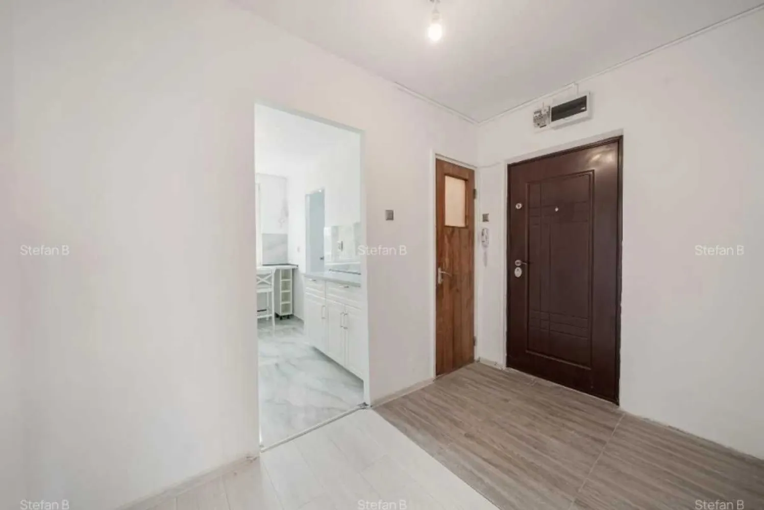 Apartament 3 camere decomandat + boxa - Drumul Taberei - Deschide ușa către un cămin care te va cuceri de la prima vedere! Te invităm să descoperi un apartament cu 3 camere, decomandat, amplasat la etajul 3 din 4 al unui bloc îngrijit, într-o zonă verde și liniștită, unde te poți bucura de intimitate și confort în fiecare zi, pe strada Valea Argesului nr. 20.

Cu o suprafață utilă de 67 mp și un balcon tip logie închis cu termopan, acest apartament îți oferă exact spațiul de care ai nevoie pentru a-ți construi o viață echilibrată. În plus, ai la dispoziție și o boxă individuală la subsol – un bonus extrem de util pentru depozitare sau organizare, inclusă în prețul de vânzare.

Interiorul vine cu multiple îmbunătățiri gata să-ți facă viața mai ușoară și mai plăcută: ușă metalică de acces, ferestre termopan cu geamuri antireflex si plase tantari, parchet in culori calde și primitoare, gresie și faianță moderne, două aparate de aer condiționat (în hol și în living cu tehnologie WiFi), izolație termică interioară și baie complet amenajată. Bucătăria este complet mobilată și utilată cu mobilier IKEA și electrocasnice de top marca Electrolux: plită pe gaz, cuptor electric, hotă performantă, mașină de spălat vase și o chiuvetă elegantă din granit. Iar dacă îți dorești autonomie completă, există deja contor individual de gaze, autorizat și gata pentru instalarea unei centrale proprii.

Locuința este luminoasă, însorită pe ambele părți, cu vedere atât în față cât și în spate, într-o zonă înconjurată de pomi și verdeață. Te afli aproape de tot ce ai nevoie: Lidl, Kaufland, Mega Image, Profi, piața Valea Ialomiței, grădinițe, școli și stații de transport în comun (STB și metrou Valea Ialomiței sau Constantin Brâncuși). Iar pentru momentele de relaxare, restaurante si terase, sali de sport, parcul Moghioroș la doar 15 minute de mers pe jos.

Blocul are terasa refăcută integral și este deja înscris pe lista Primăriei pentru reabilitare termică – încă un plus pentru eficiența energetică și confortul tău.

Fie că ești în căutarea unui cămin cald pentru familia ta sau a unei investiții sigure, acest apartament le are pe toate: spațiu, poziție excelentă, îmbunătățiri inteligente și o atmosferă care te face imediat să te simți acasă.

Te așteptăm la vizionare să-l descoperi pe viu – s-ar putea să fie exact ce căutai!
Acceptam si agentii la vizionare, dar avem rugamintea ca anuntul sa nu fie preluat sau promovat de catre acestia.
Puteti solicita pe whatsapp sau mail video si tur virtual al apartamentului.