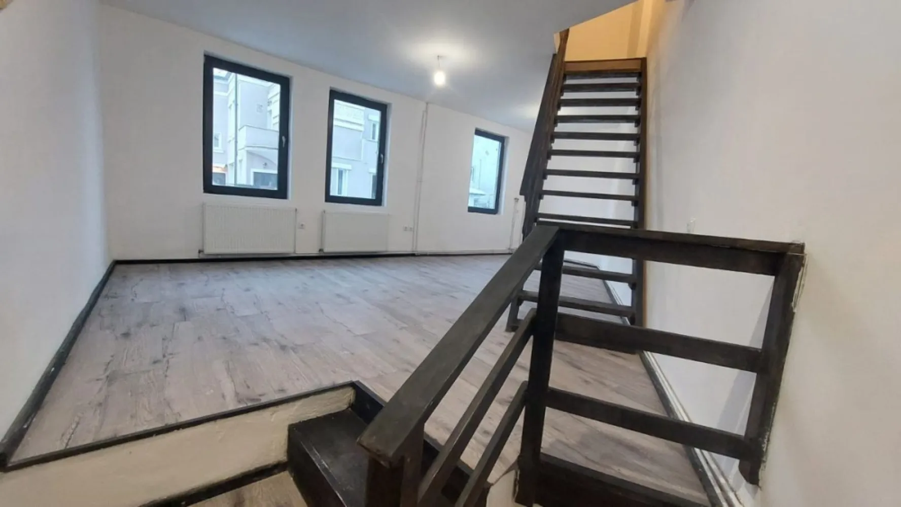 Foisorul de Foc Bucuresti, St. Pop de Basesti, 90mp - Casa complet renovata, 90mp, Zona superba, central, constructie 1939.
Casa a fost renovata si consolidata interior exterior anul trecut.
Este pe trei niveluri de aprox. 30mp fiecare(demisol, parter si mansarda) si este singura pe proprietate(50mp)
Are trei camere si doua bai.
Are apa , gaz, curent si canalizare.
Tamplarie Salamander cu tripan, acoperis tigla cu roca vulcanica , toate instalatiile sunt noi, calorifere obiecte snitate noi, parchet.
Dispune si de doua mici curti.
Toate actele sunt in regule , fara probleme in istoric.