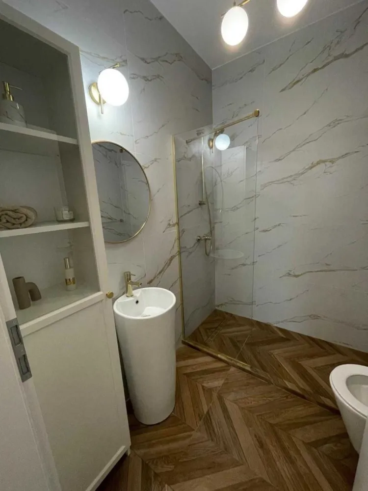 Proprietar ap 3 camere mobilat utilat Plaza Residence faza 5 Lujerului - Direct proprietar, vand apartament cu 3 camere nou, decomandat, 79mp utili, situat in complexul rezidential Exigent Plaza Residence, faza 5, blocul 3, parter. 
Locatia este excelenta, la numai 5 minute de mers pe jos de Mall Plaza Romania, 7 minute de Mall Afi Cotroceni, 7 minute de metroul Drumul Taberei si 12 minute de metroul Lujerului.

Apartamentul se vinde mobilat si utilat complet, cu finisaje, mobilier si electrocasnice de calitate superioara. Totul este nou si nu a mai fost locuit. Apartamentul beneficiaza de dotari premium: pat dublu matrimonial, dressinguri spatioase, canapea extensibila, centrala termica in condensatie, inclazire in pardoseala, combina frigorifica built in Gorenje, masina de spalat cu uscator Gorenje, masina de spalat vase Gorenje, cuptor electric Gorenje, plita inductie vitroceramica Whirlpool, hota Beko, chiuveta granit compozit Pyramis, televizor UHD Smart 4K, 139 cm Vortex.

Langa complex este amenajat un parc nou iar in spatele complexului a fost finalizat parcul Liniei, ce uneste zona Lujerului de Afi Cotroceni. 

Apartamentul este in lucru si va fi finalizat pana la data de 15.06.2025. Pozele sunt din alt apartament similar. Cel de-al doilea dormitor dispune de 2 dulapuri spatioase, restul mobilierului urmand a fi montat in functie de alegerea cumparatoruluui.

Pret: 199.000 Eur + 19% TVA
