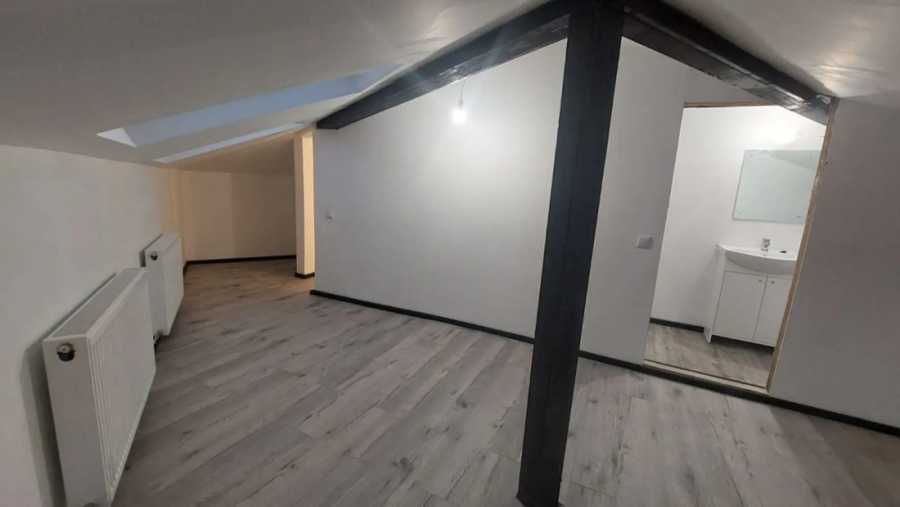 Foisorul de Foc Bucuresti, St. Pop de Basesti, 90mp - Casa complet renovata, 90mp, Zona superba, central, constructie 1939.
Casa a fost renovata si consolidata interior exterior anul trecut.
Este pe trei niveluri de aprox. 30mp fiecare(demisol, parter si mansarda) si este singura pe proprietate(50mp)
Are trei camere si doua bai.
Are apa , gaz, curent si canalizare.
Tamplarie Salamander cu tripan, acoperis tigla cu roca vulcanica , toate instalatiile sunt noi, calorifere obiecte snitate noi, parchet.
Dispune si de doua mici curti.
Toate actele sunt in regule , fara probleme in istoric.