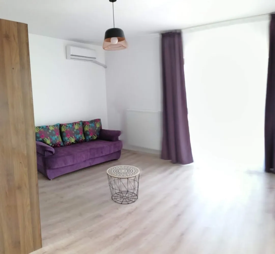 Garsoniera Plaza Exigent - Lujerului, Parcul Liniei - Proprietar, ofer spre vanzare garsoniera, (35 mp utili), la etajul 9/11, vedere libera, bloc nou construit în 2020 situat in Complexul Rezidential Plaza Exigent Faza 1 (str. Cutieru Alexandru Sergent, Nr. 25A).
Garsoniera este mobilata si utilata conform fotografii (centrala proprie Viessman, Aer Conditionat, plita, hota, cuptor, frigider, masina de spalat rufe, TV, canapea extensibila, balcon), dispune de ferestre mari si luminoase.

Mijloace de transport in comun:
Metrou Lujerului-10 min
Tramvai 41, 8, 25, 35 - 5 min

Vecinatati:
Mall Plaza Romania -1 min
Cladirea de birouri Anchor Plaza - 1 min 
Mega Image - 1 min
Cora Lujerului - 3 min
Mall Afi Cotroceni - 10 minute 
Parcul Liniei - lângă bloc
Acces facil la hub-urile de birouri de la Afi Cotroceni, Iuliu Maniu (Apaca) si Grozavesti, centre universitare (Universitatea Politehnica)

Pentru mai multe detalii, ma puteți contacta telefonic.