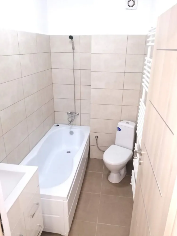 Garsoniera Plaza Exigent - Lujerului, Parcul Liniei - Proprietar, ofer spre vanzare garsoniera, (35 mp utili), la etajul 9/11, vedere libera, bloc nou construit în 2020 situat in Complexul Rezidential Plaza Exigent Faza 1 (str. Cutieru Alexandru Sergent, Nr. 25A).
Garsoniera este mobilata si utilata conform fotografii (centrala proprie Viessman, Aer Conditionat, plita, hota, cuptor, frigider, masina de spalat rufe, TV, canapea extensibila, balcon), dispune de ferestre mari si luminoase.

Mijloace de transport in comun:
Metrou Lujerului-10 min
Tramvai 41, 8, 25, 35 - 5 min

Vecinatati:
Mall Plaza Romania -1 min
Cladirea de birouri Anchor Plaza - 1 min 
Mega Image - 1 min
Cora Lujerului - 3 min
Mall Afi Cotroceni - 10 minute 
Parcul Liniei - lângă bloc
Acces facil la hub-urile de birouri de la Afi Cotroceni, Iuliu Maniu (Apaca) si Grozavesti, centre universitare (Universitatea Politehnica)

Pentru mai multe detalii, ma puteți contacta telefonic.