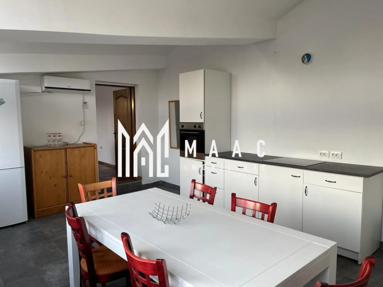 Casa individuala | P+2+M | 330 MP | Zona Centrala - MAAC Imobiliare va prezinta o casa ideală pentru investiție, în regim hotelier, închiriere pe termen lung sau locuință multifamilială. Casa este dispusă astfel: Parter, Etaj 1, Etaj 2 și Mansardă, cu aproximativ 90 mp utili pe fiecare nivel cu suprafata utila de 330 mp in zona Centrala a Sibiului. Caracteristici: Tip proprietate: Casă individuală Regim de înălțime: Parter + Etaj 1 + Etaj 2 + Mansardă Suprafață utilă: 330 mp An construcție: 2000 (extindere realizată pe fundația unei case vechi) Curte: Comună, situată în partea din spate a imobilului Compartimentare pe niveluri: Parter: 3 studiouri individuale, fiecare cu baie proprie 1 studio afectat, necesită renovare Etajul 1: Alte 3 studiouri, complet funcționale Potențial ridicat de închiriere în regim hotelier sau Airbnb Etajul 2: Living, dormitor, 2 băi Mansardă: 2 camereluminoase, 1 baie Accesul se face direct din Etajul 2, nivelurile fiind interconectate. Puncte forte ale proprietății: Amplasare centrala cu acces facil către toate punctele de interes Toate utilitățile disponibile Pentru mai multe detalii precizati telefonic ca ati vazut anuntul cu ID: CP2574850 }}